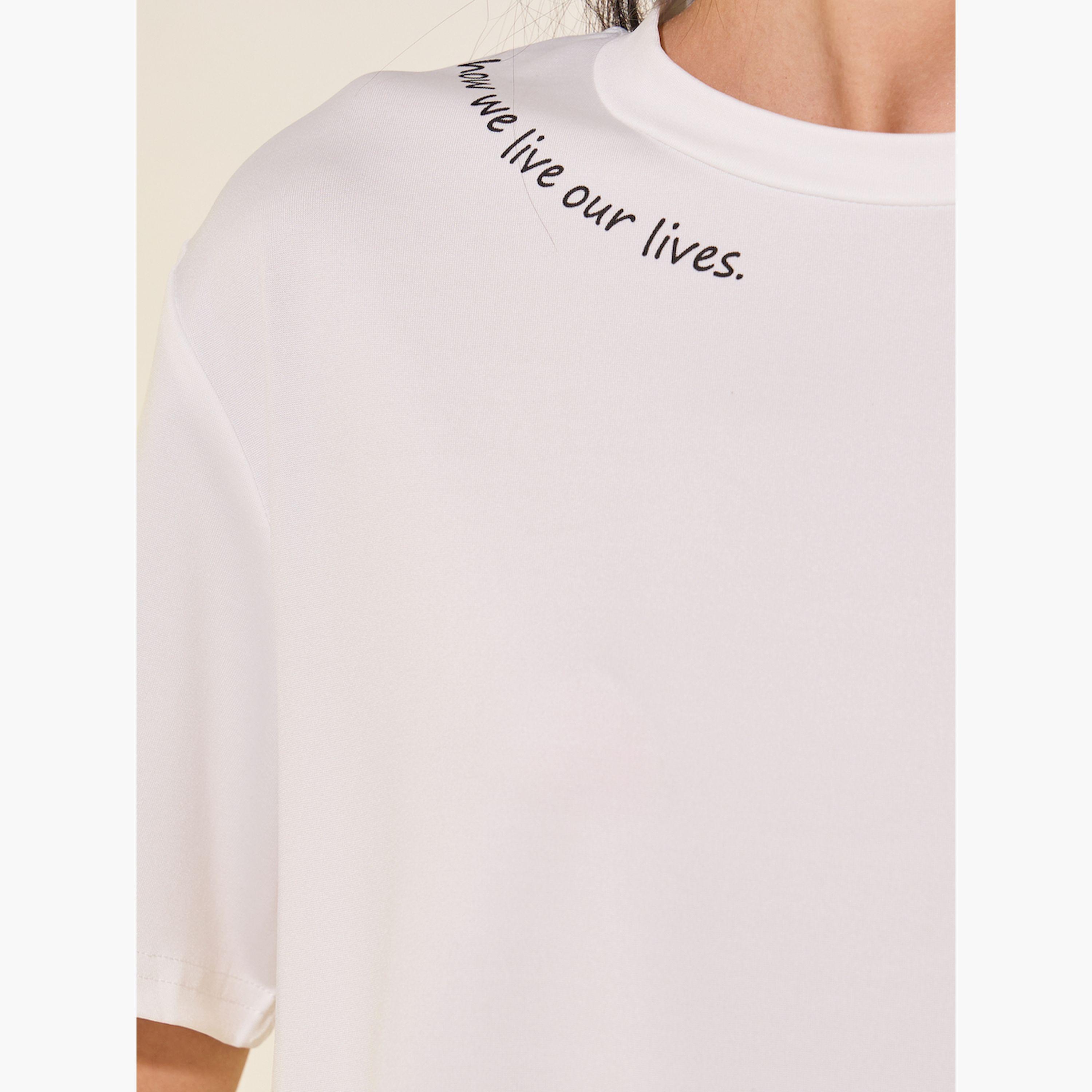 ستايلي -  تي شيرت نسائي أبيض بقصة عادية وياقة مستديرة وطبعة شعار-women-clothing-tshirts-image-3