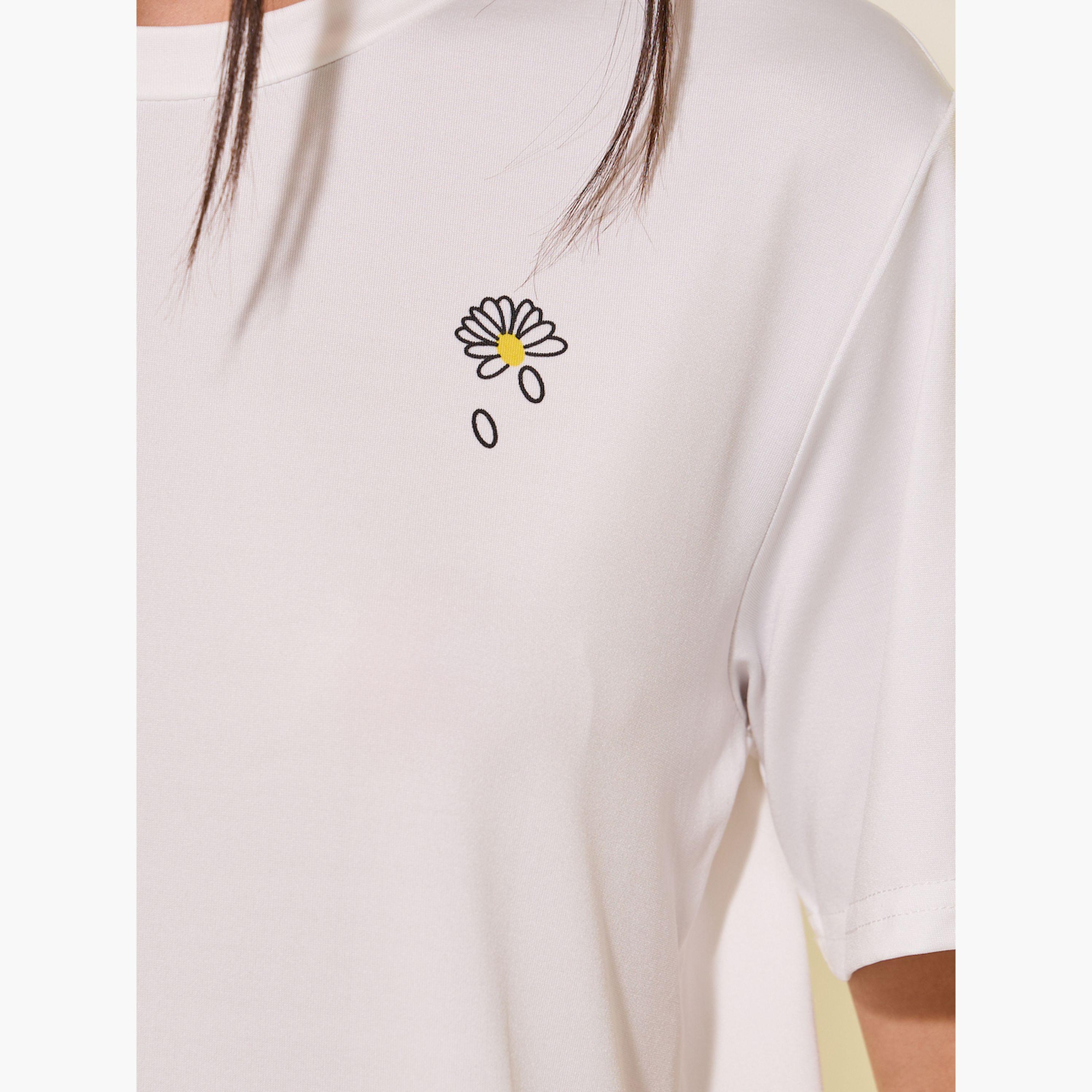 ستايلي -  تي شيرت نسائي أبيض بقصة عادية وياقة مستديرة وطبعة شعار-women-clothing-tshirts-image-4