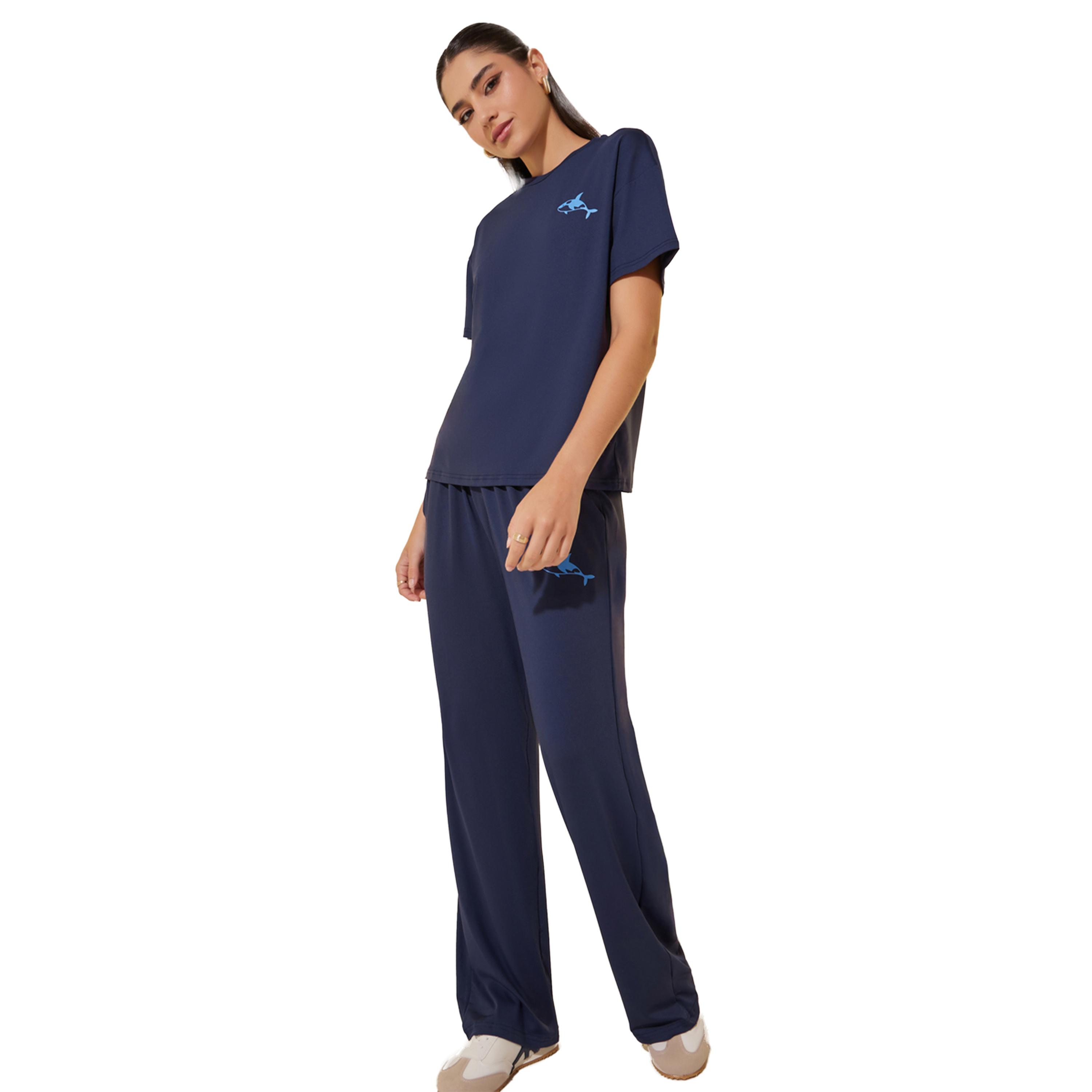 ستايلي - طقم تيشيرت بقصّة عادية بطبعة جرافيكية مع بنطال-women-clothing-coordsets-image-1