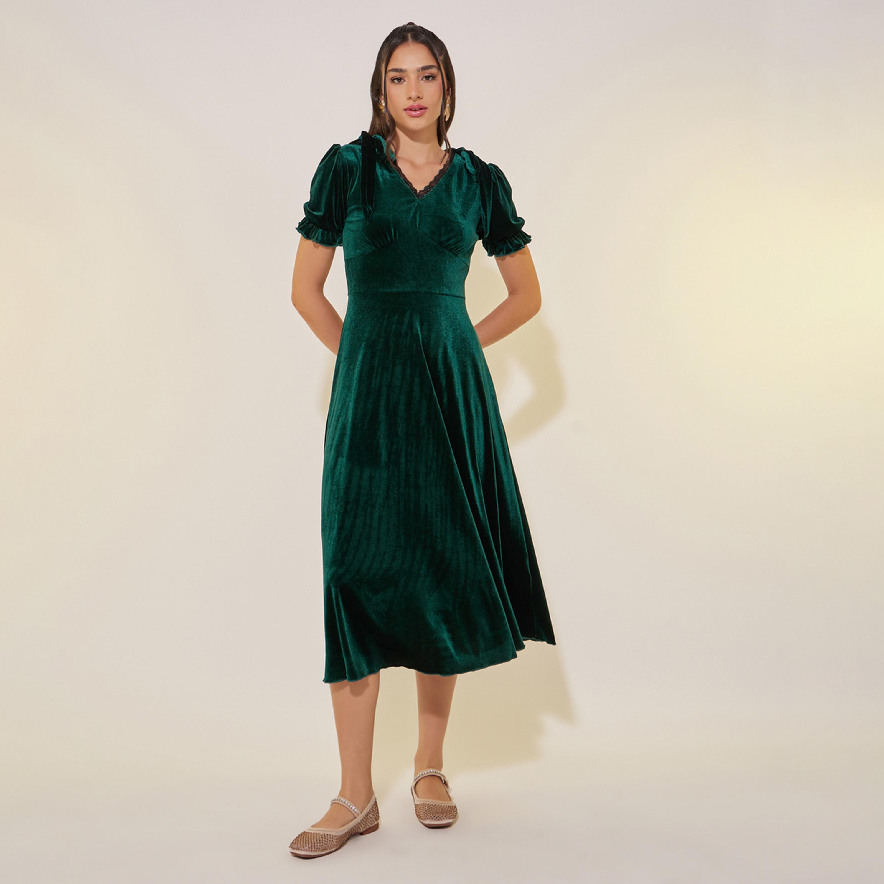 ستايلي - فستان ميدي مخملي سادة وفتحة رقبة على شكل V-women-clothing-dresses-image-1