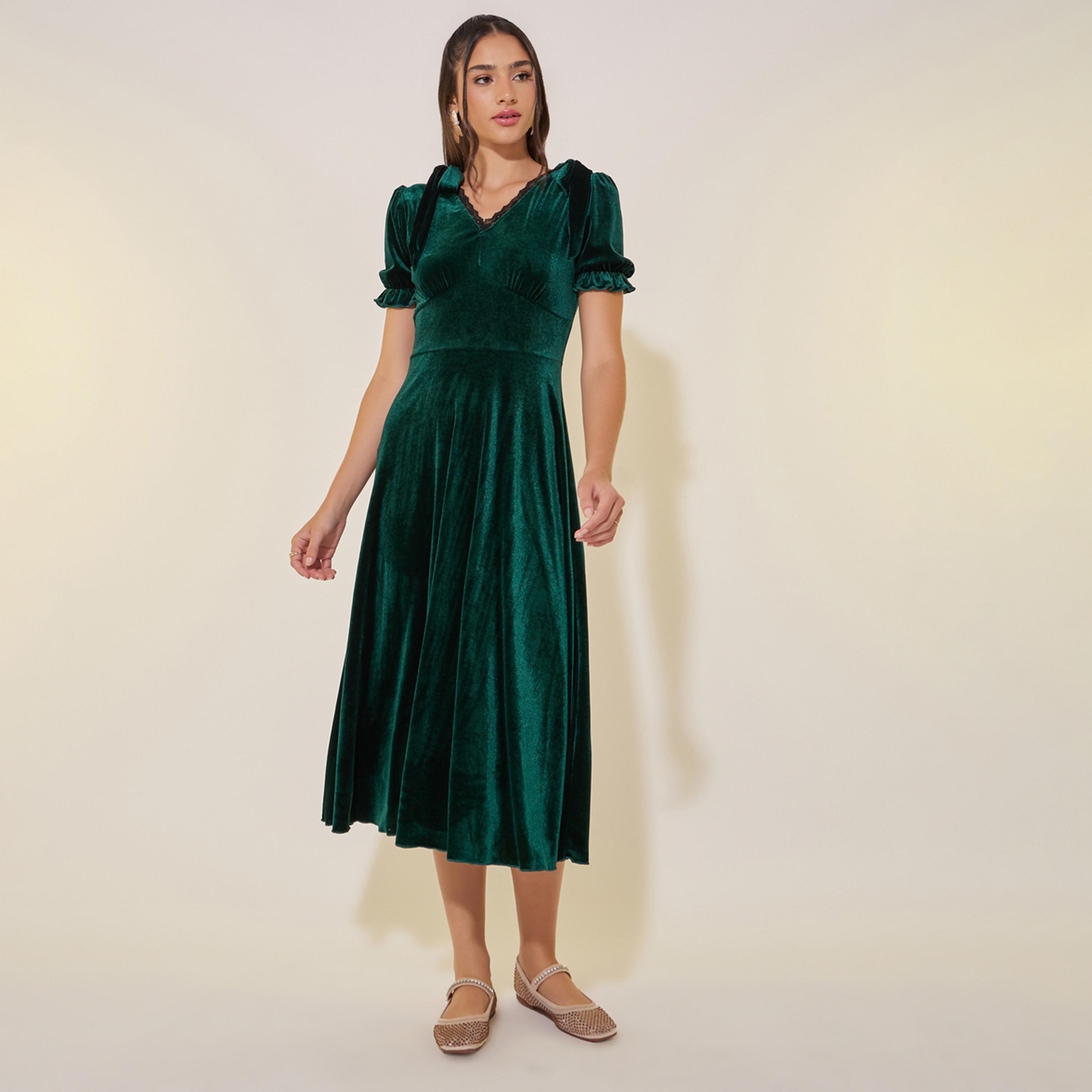 ستايلي - فستان ميدي مخملي سادة وفتحة رقبة على شكل V-women-clothing-dresses-image-2