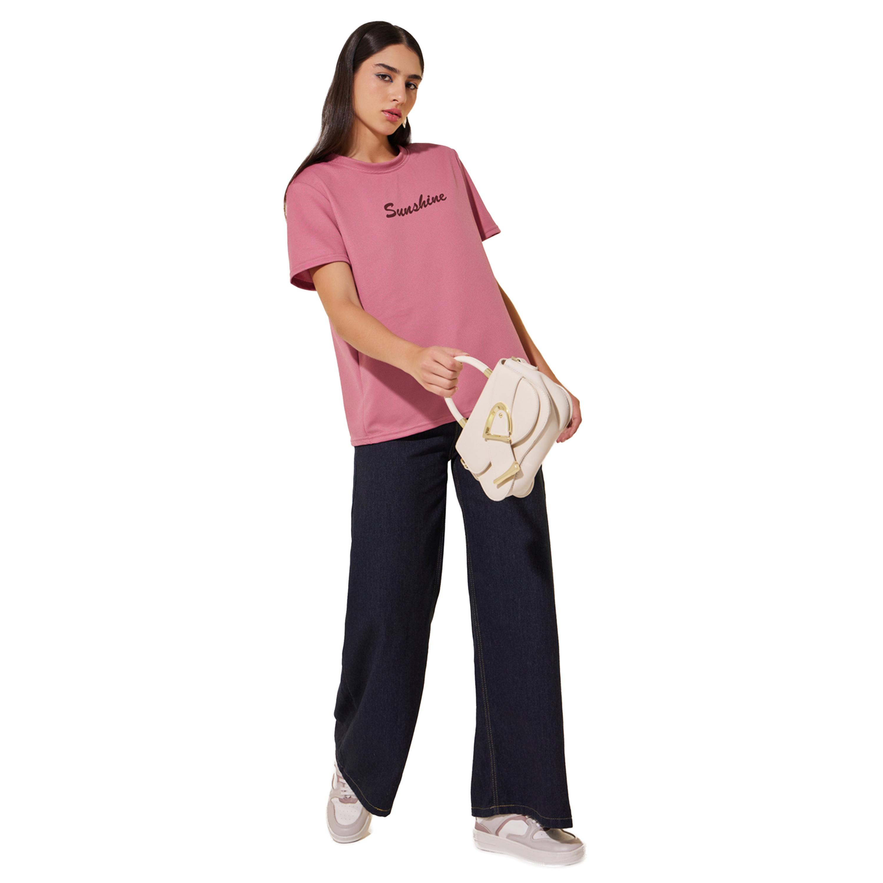 ستايلي -  تي شيرت بطبعة شعار محاكة ورقبة دائرية-women-clothing-tshirts-image-2
