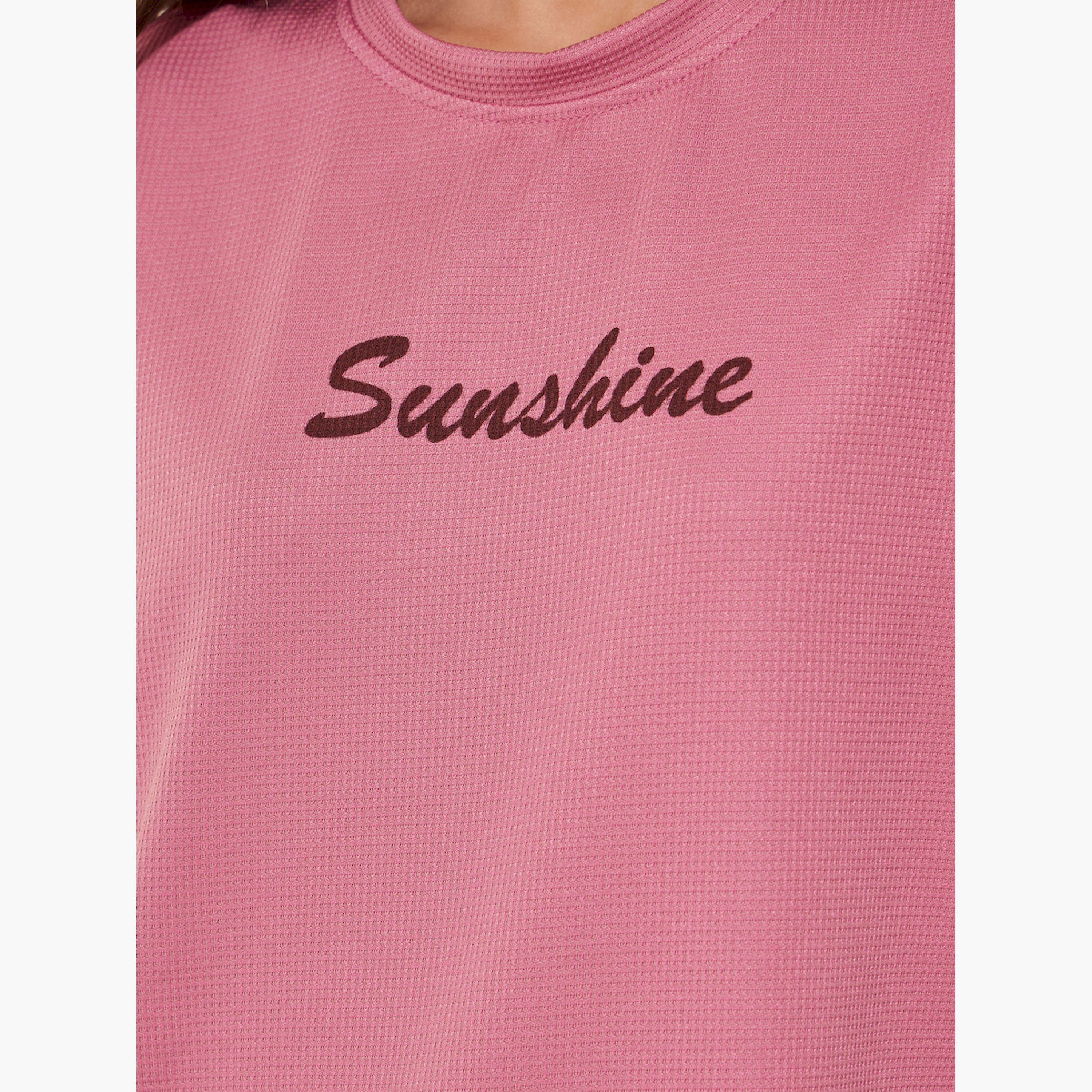 ستايلي -  تي شيرت بطبعة شعار محاكة ورقبة دائرية-women-clothing-tshirts-image-4