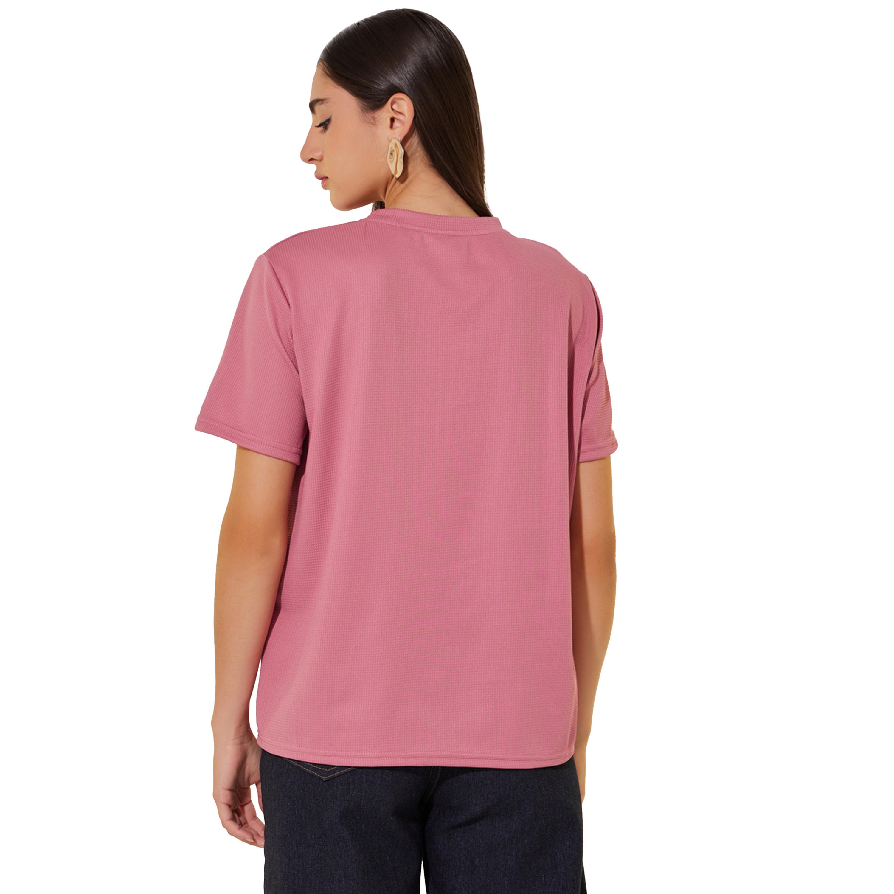 ستايلي -  تي شيرت بطبعة شعار محاكة ورقبة دائرية-women-clothing-tshirts-image-5