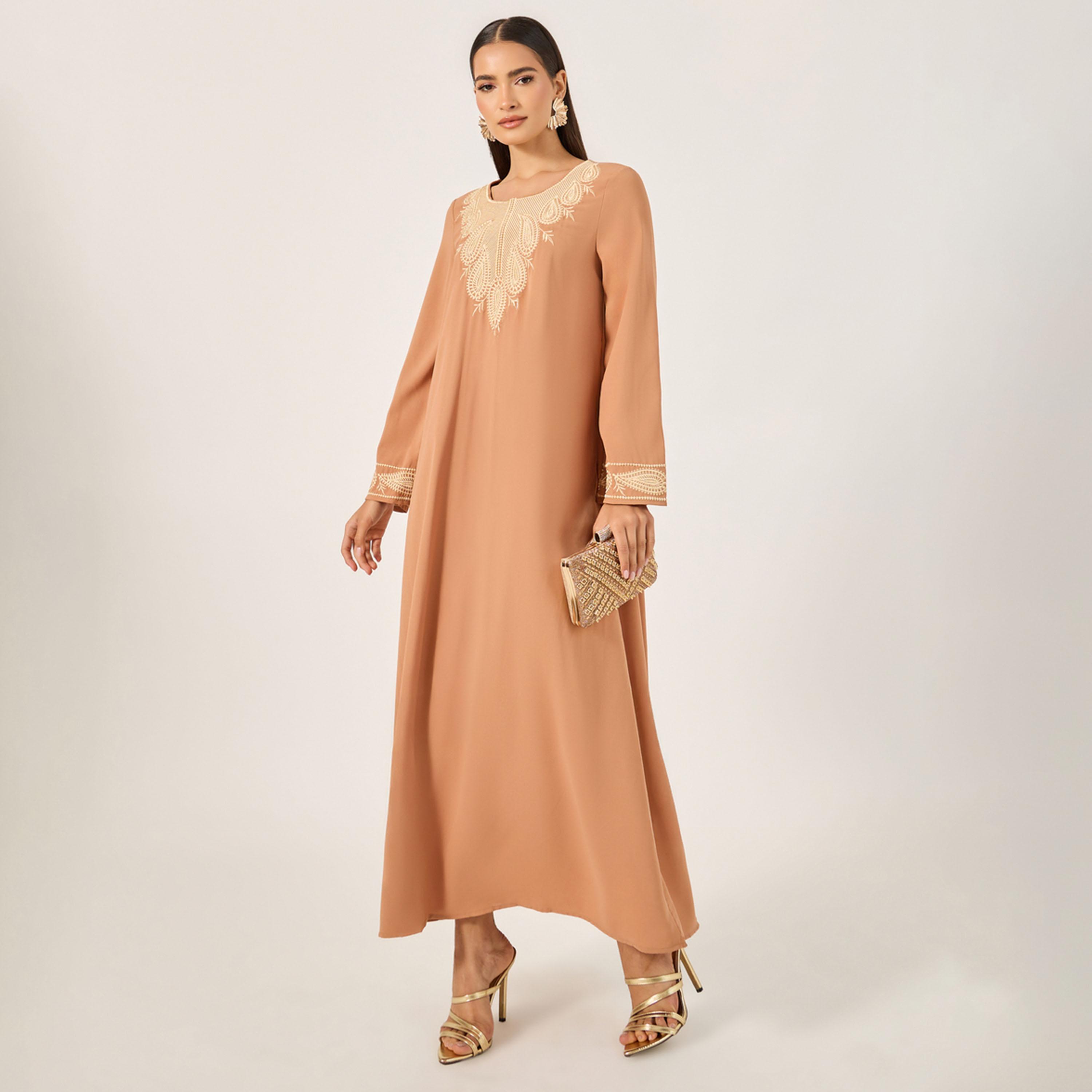 ستايلي - جلابية نسائية عربية بياقة مطرزة وقصة A-women-arabicclothing-jalabiyas-image-1