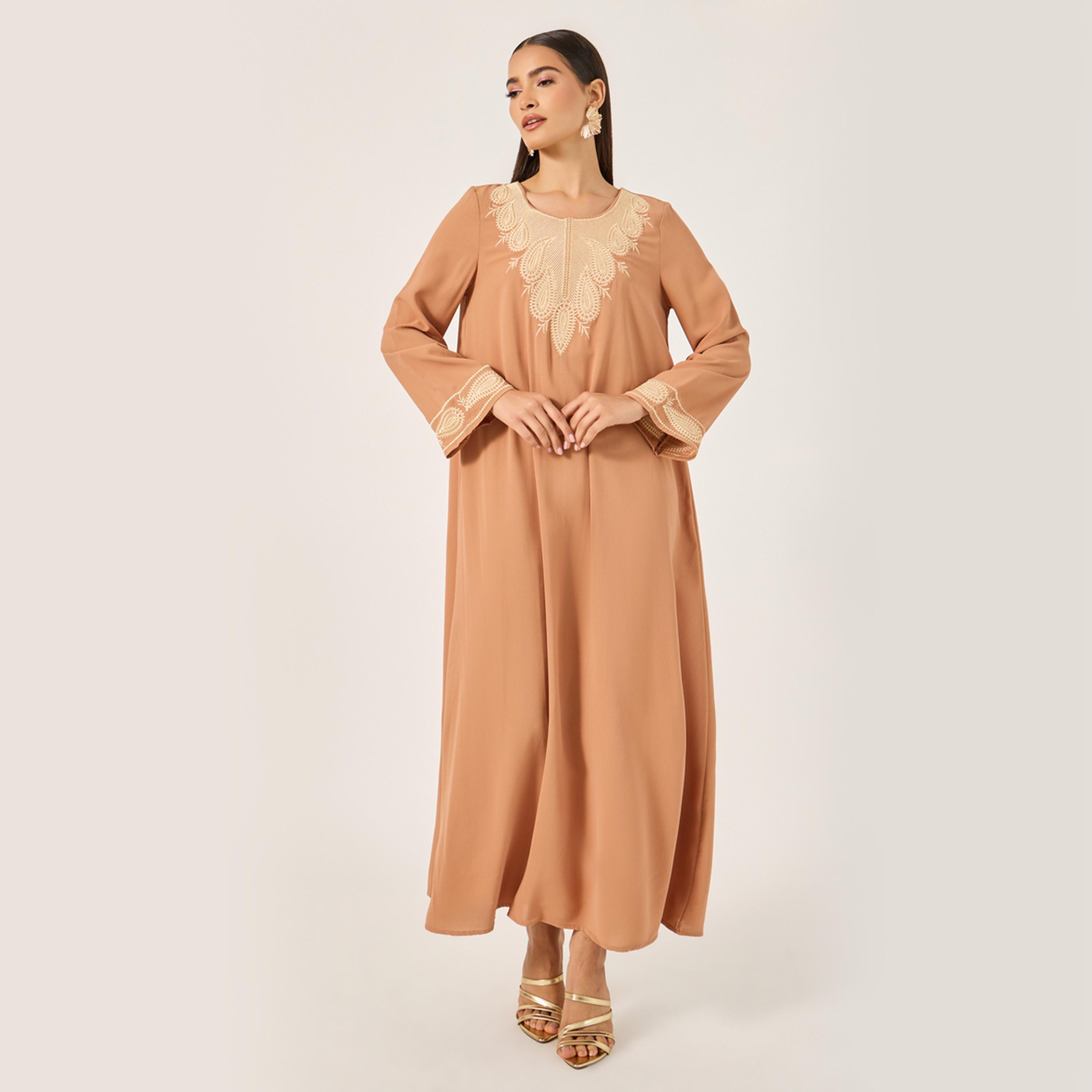 ستايلي - جلابية نسائية عربية بياقة مطرزة وقصة A-women-arabicclothing-jalabiyas-image-2