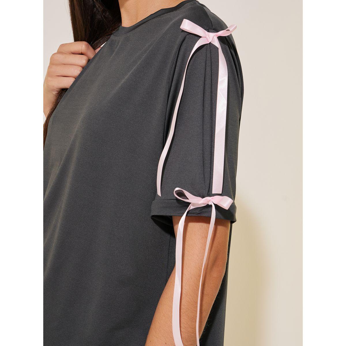 تيشيرت سادة بياقة دائرية وربطة فيونكة-women-clothing-tshirts-image-3