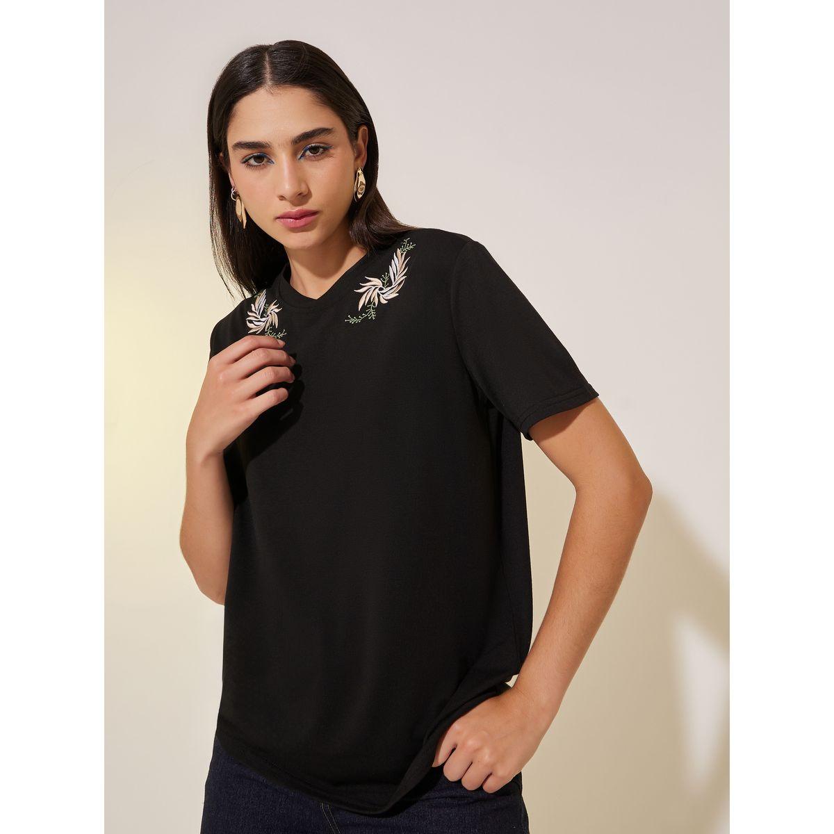 تيشيرت بياقة دائرية وتفاصيل مُطرّزة-women-clothing-tshirts-image-1