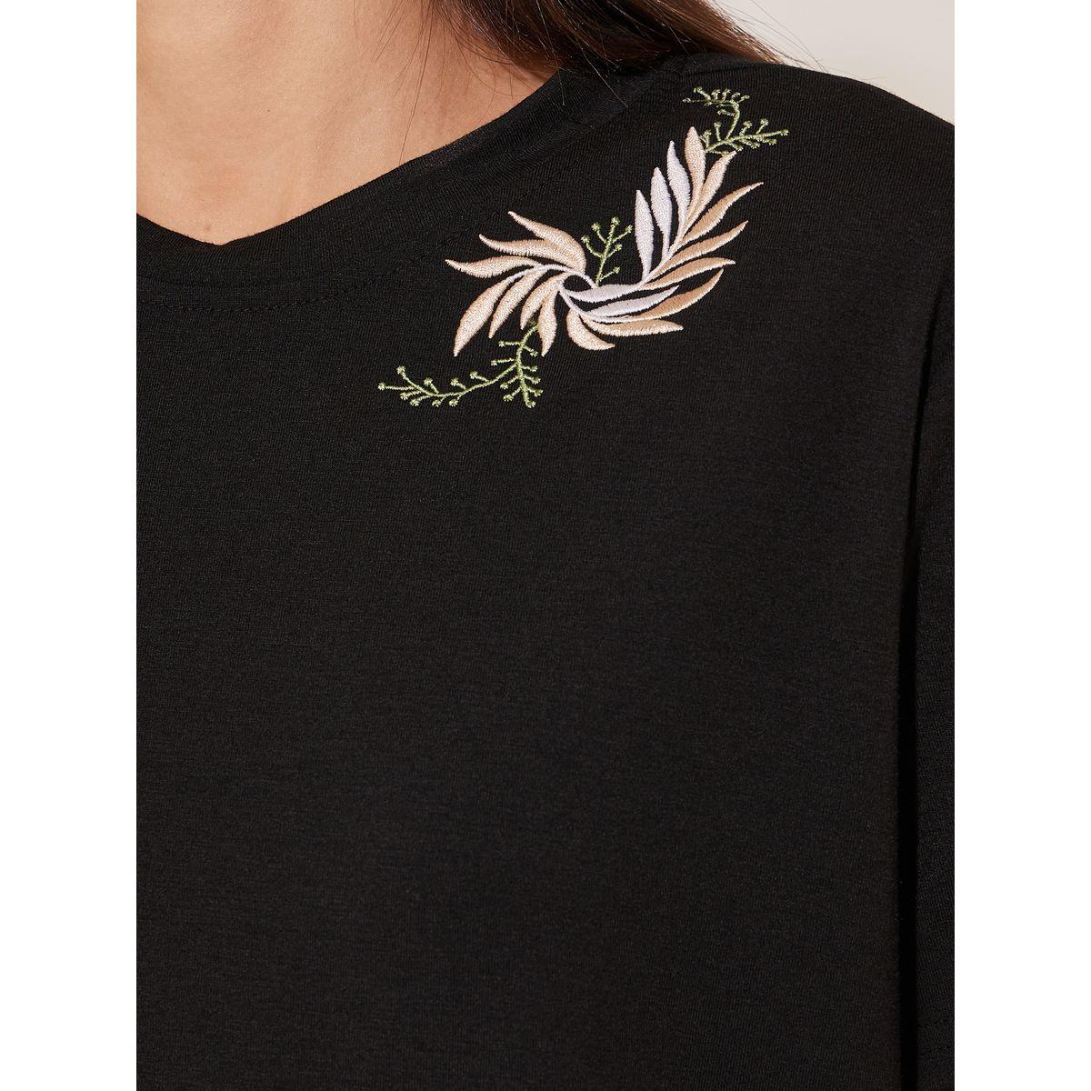 تيشيرت بياقة دائرية وتفاصيل مُطرّزة-women-clothing-tshirts-image-3