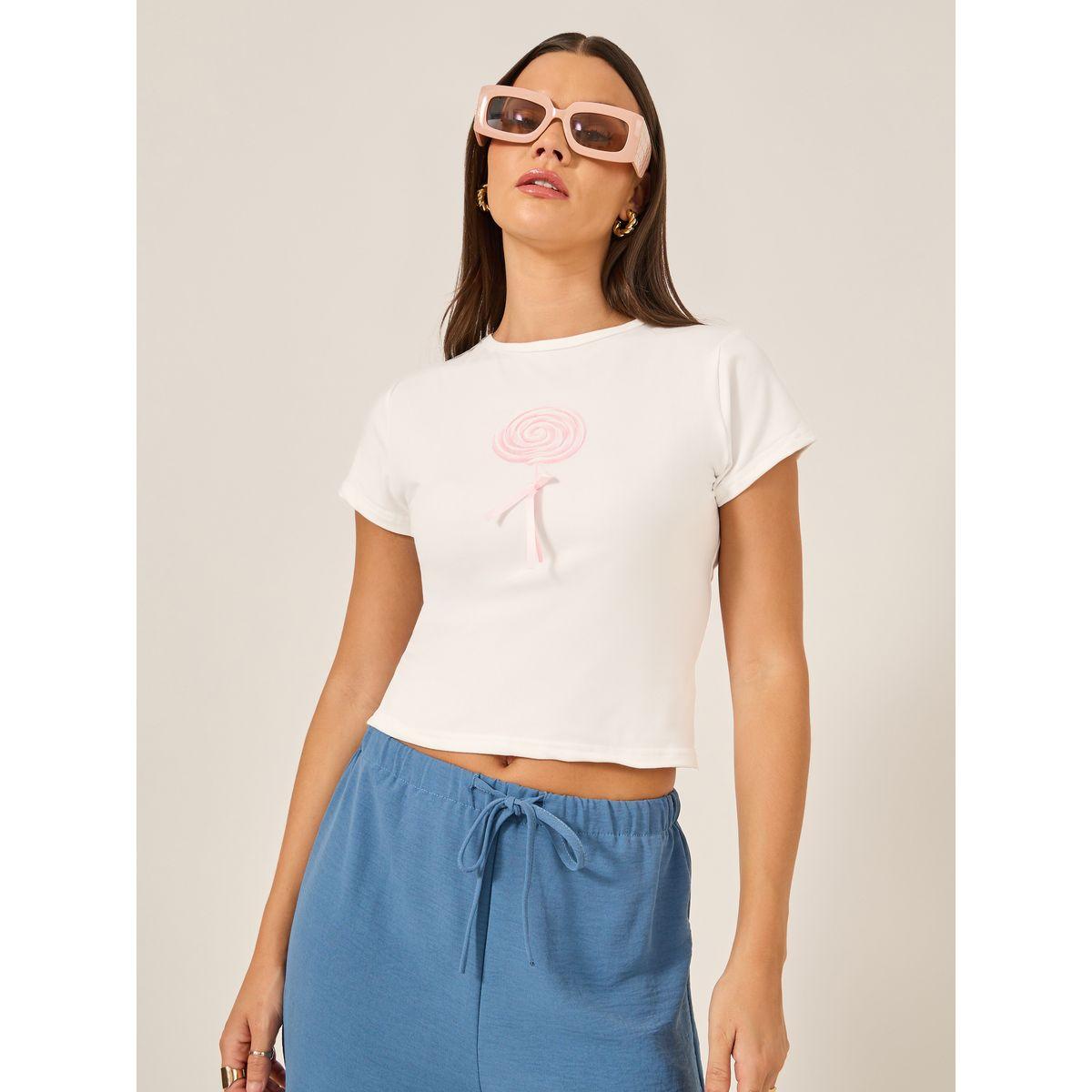 تيشيرت مُجسم بطبعة جرافيك وربطة ريبون-women-clothing-tshirts-image-1