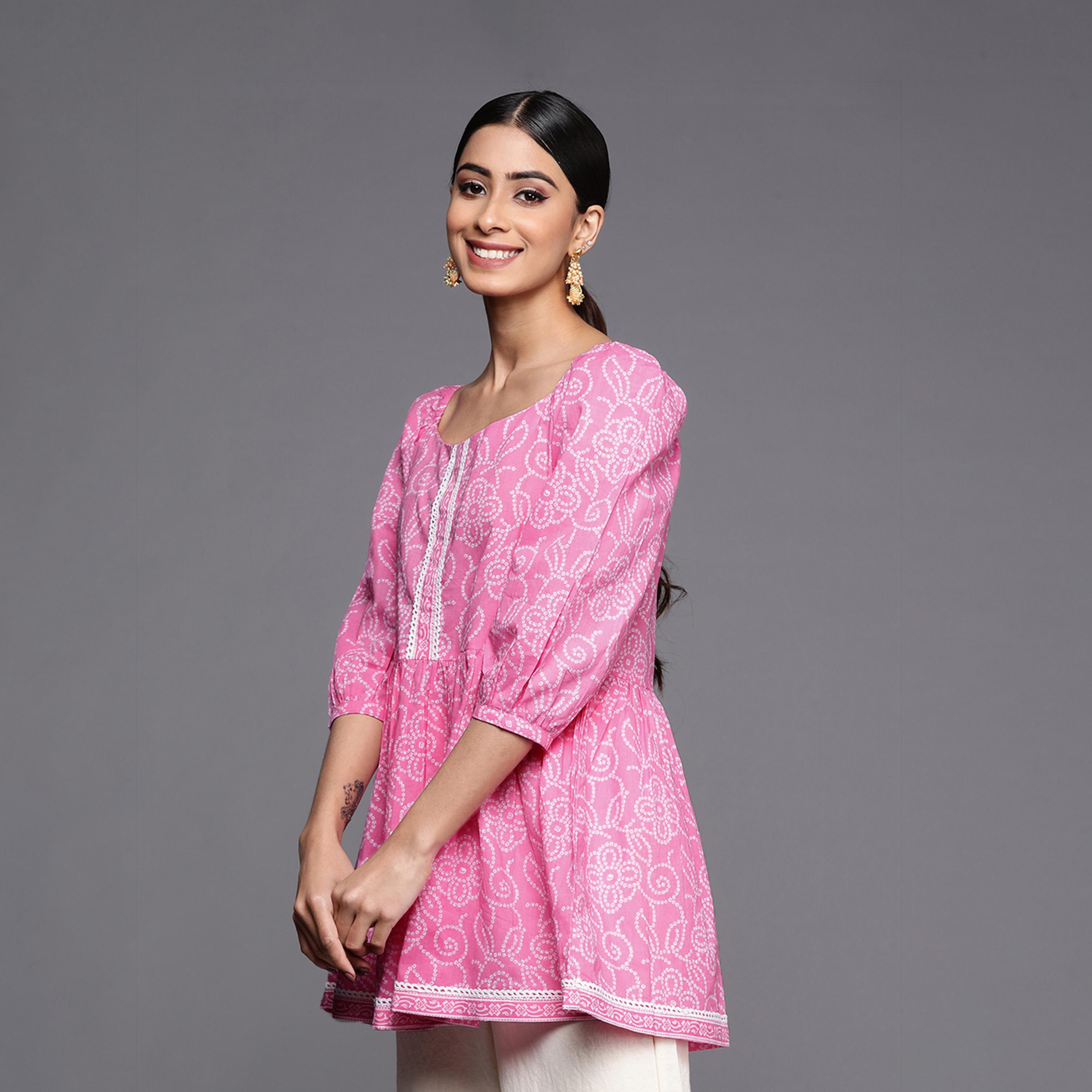ليباس × ستايلي-  بانداني قطن وردي مطبوع بتفاصيل دانتيل وأكمام راجلان مجمعة واسعة-women-clothing-ethnicwear-kurtas-image-1