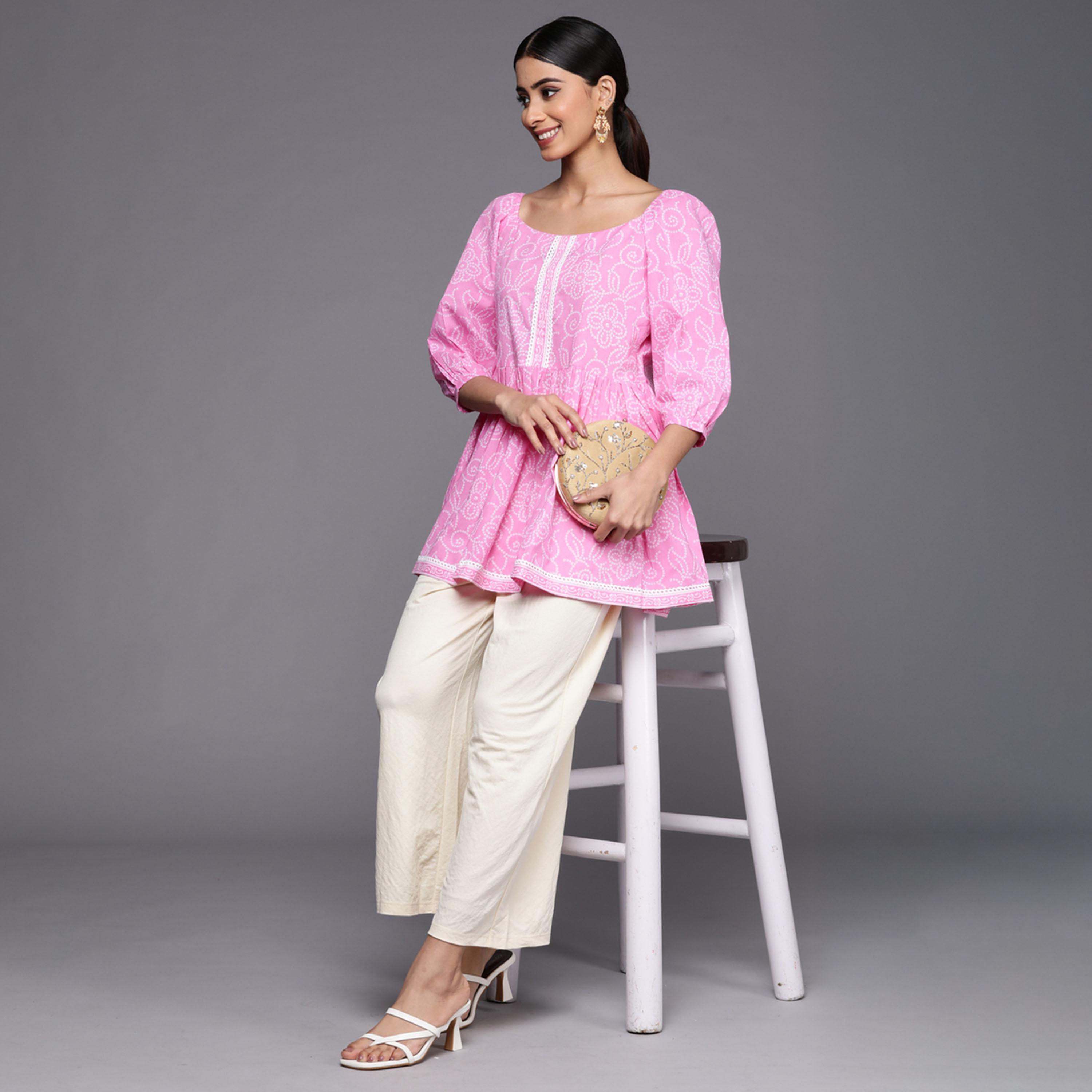 ليباس × ستايلي-  بانداني قطن وردي مطبوع بتفاصيل دانتيل وأكمام راجلان مجمعة واسعة-women-clothing-ethnicwear-kurtas-image-4