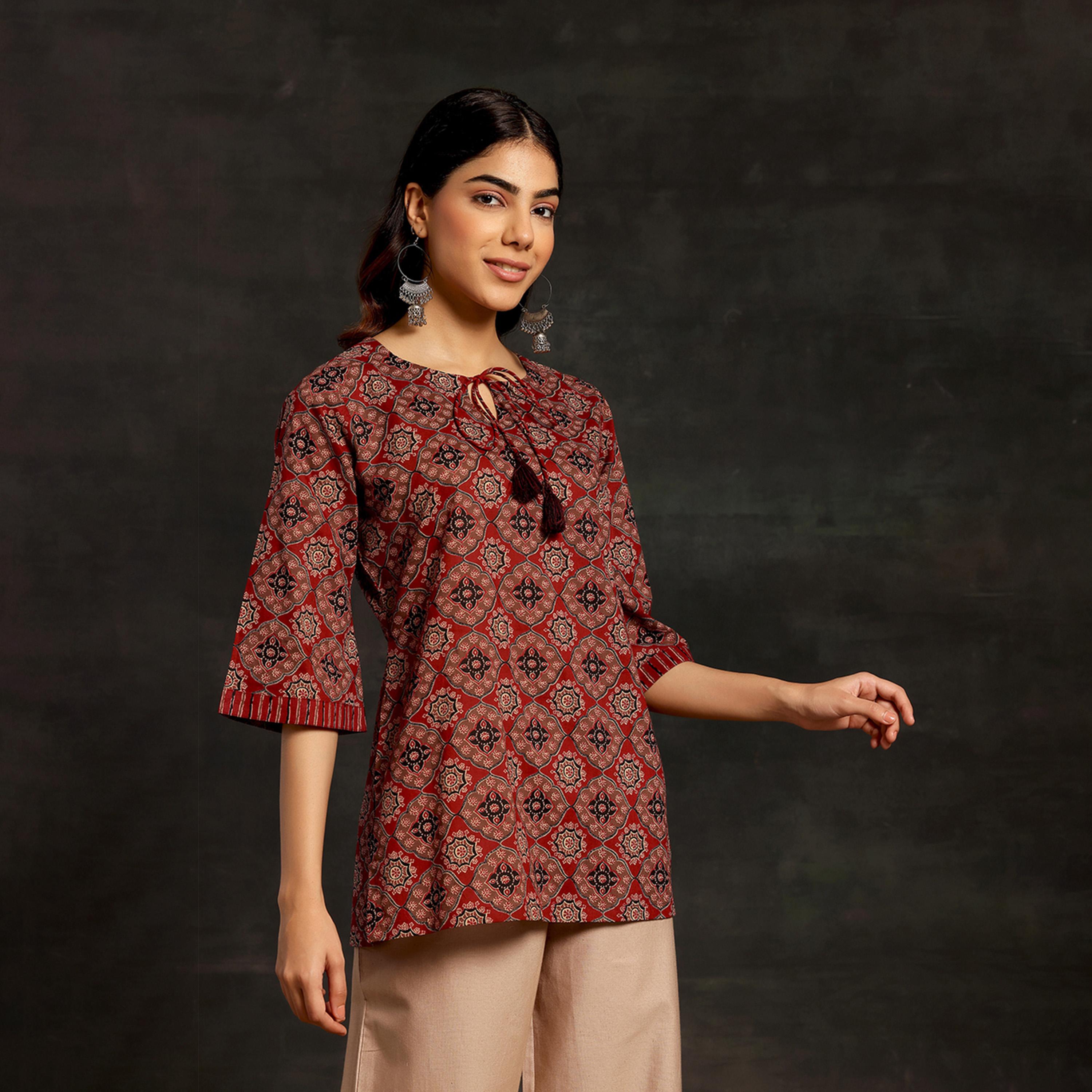 ليباس × ستايلي-  طقم كورتي نسائية مطبوع بزخارف عرقية كستنائية بأكمام واسعة-women-clothing-ethnicwear-kurtas-image-2