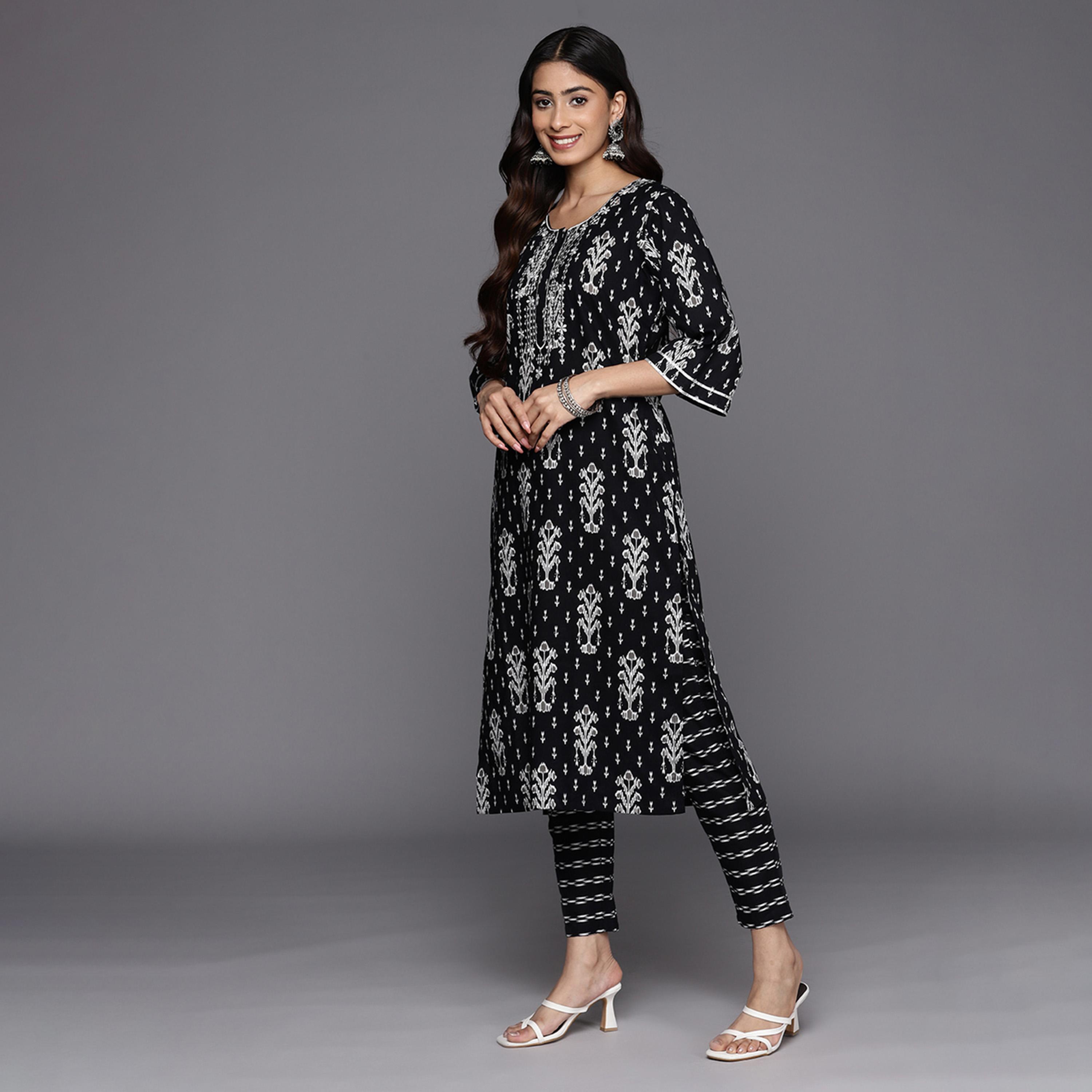 ليباس × ستايلي-  كورتا مطبوعة بالكامل بقصة مستقيمة مع بنطال ووشاح دوباتا-women-clothing-ethnicwear-sareesets-image-2