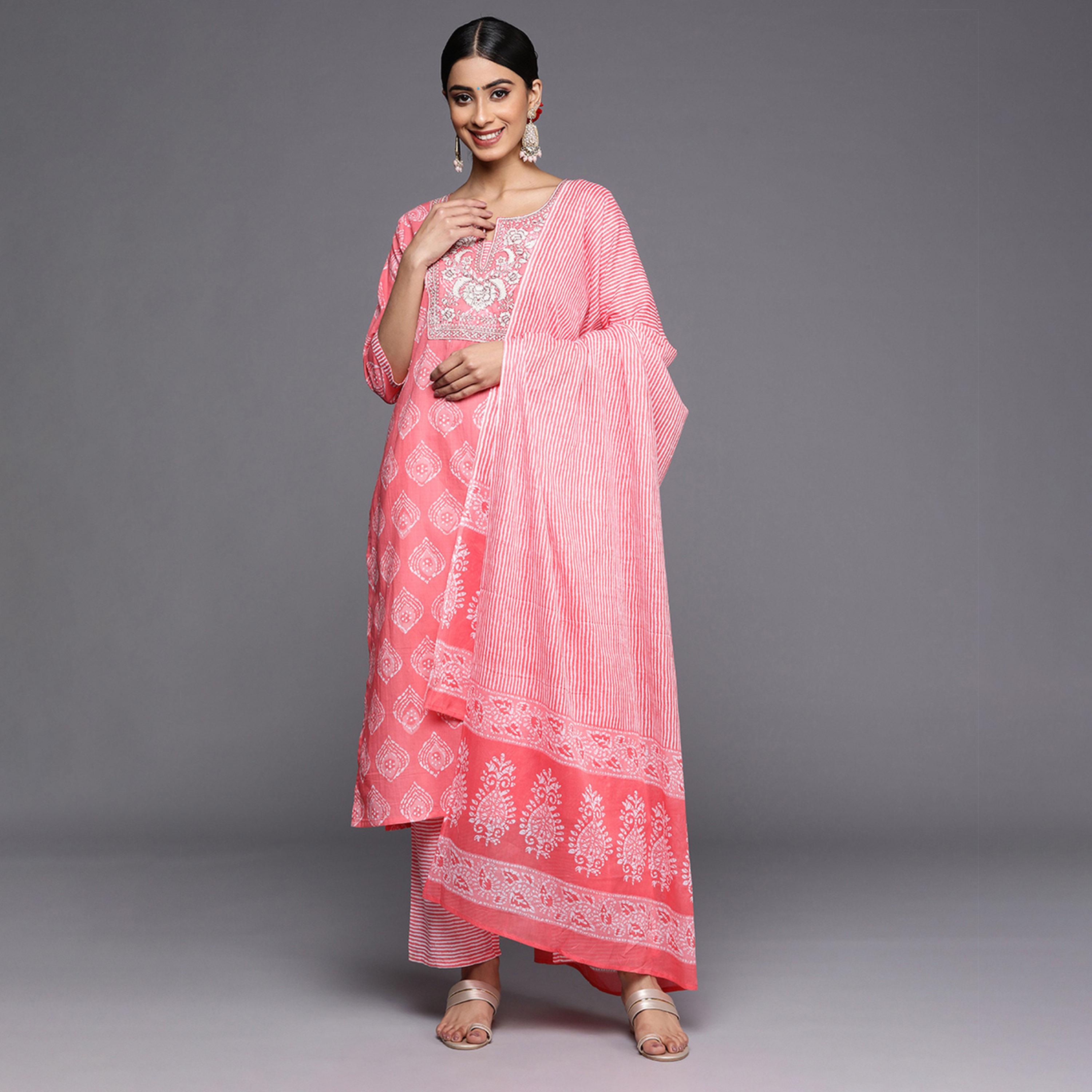 ليباس × ستايلي-  طقم كورتا وبنطال مطبوع بالكامل مع وشاح دوباتا-women-clothing-ethnicwear-sareesets-image-1