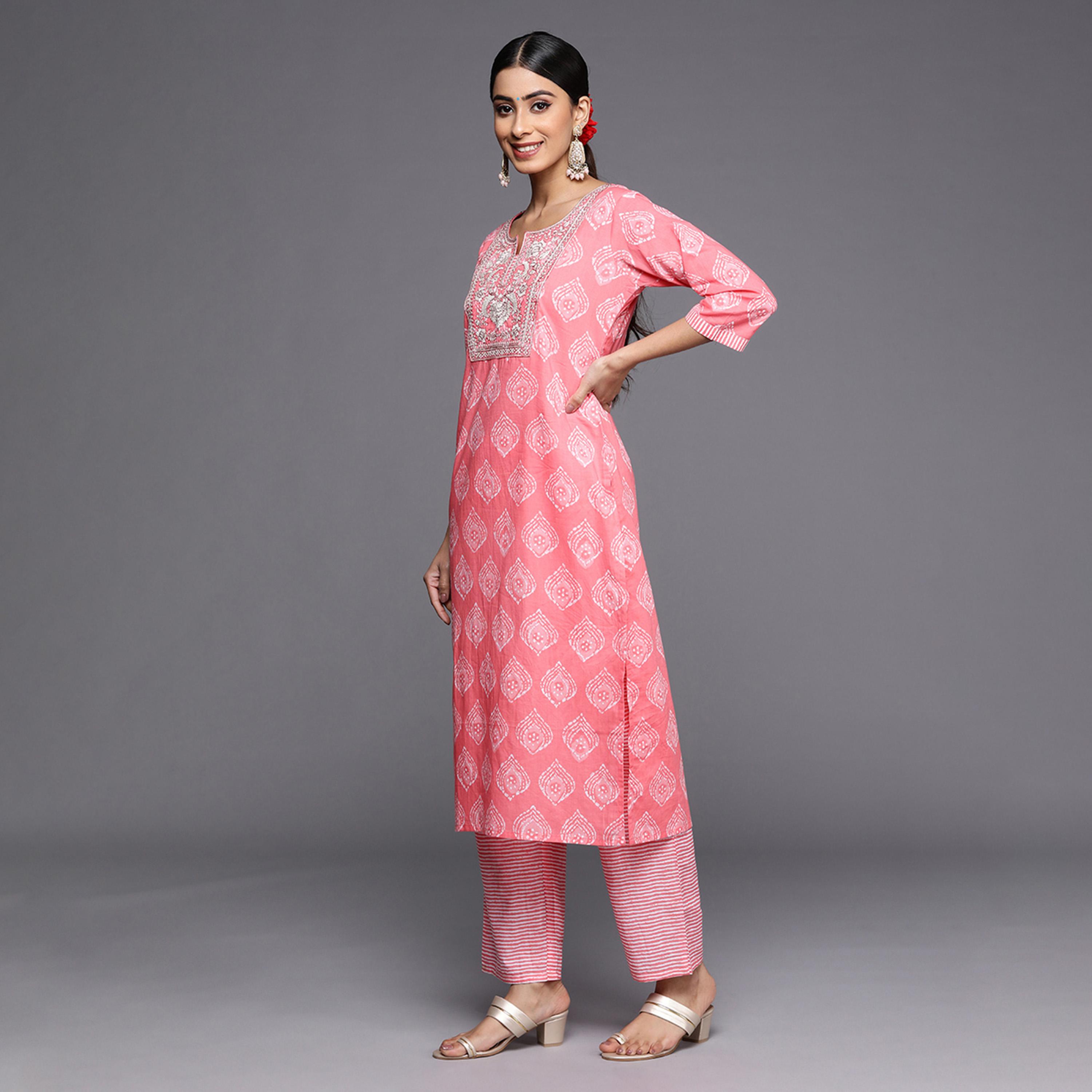ليباس × ستايلي-  طقم كورتا وبنطال مطبوع بالكامل مع وشاح دوباتا-women-clothing-ethnicwear-sareesets-image-2