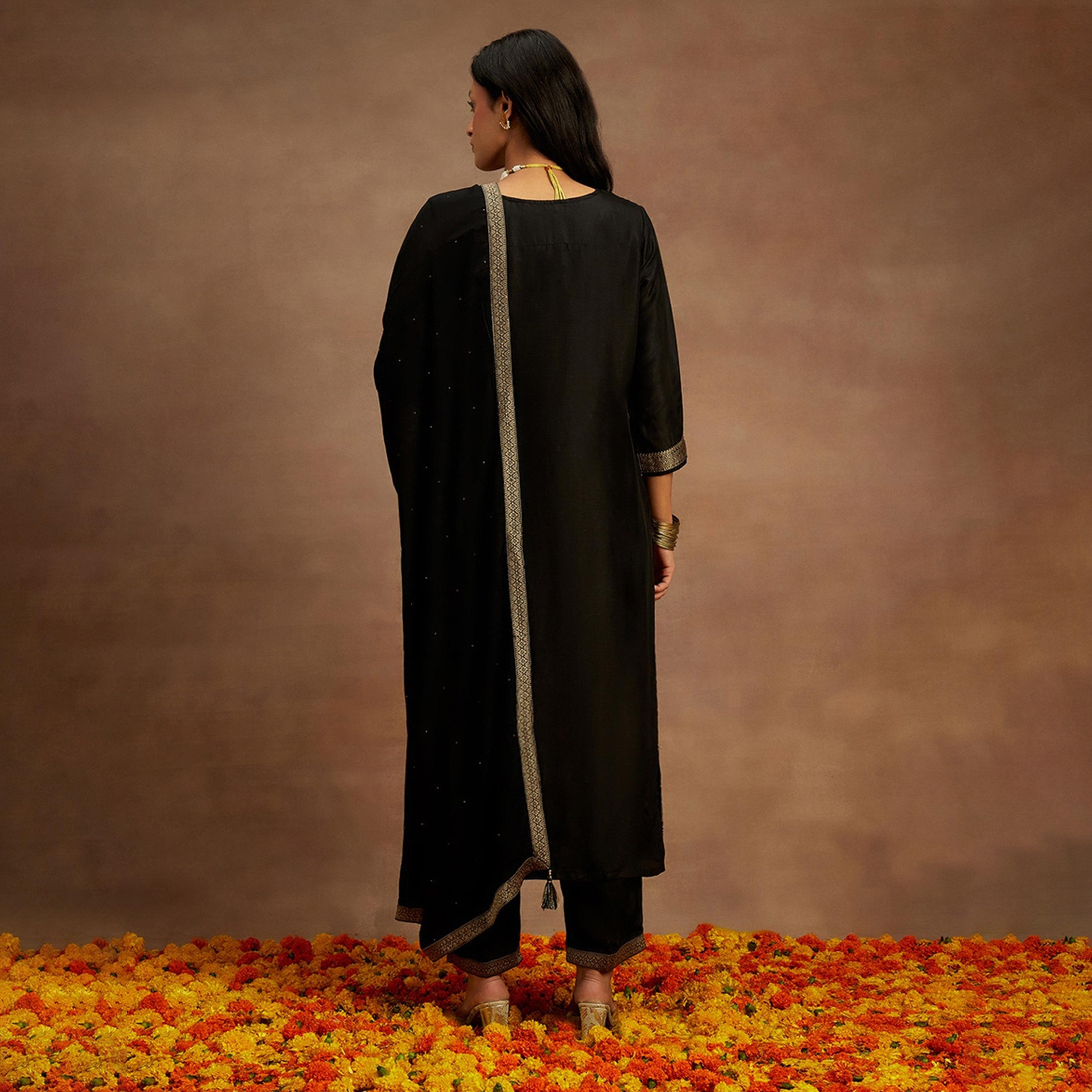 ليباس × ستايلي-  طقم كورتا مستقيم مطبوع وبنطال سادة مع وشاح دوباتا من الشيفون-women-clothing-ethnicwear-sareesets-image-3