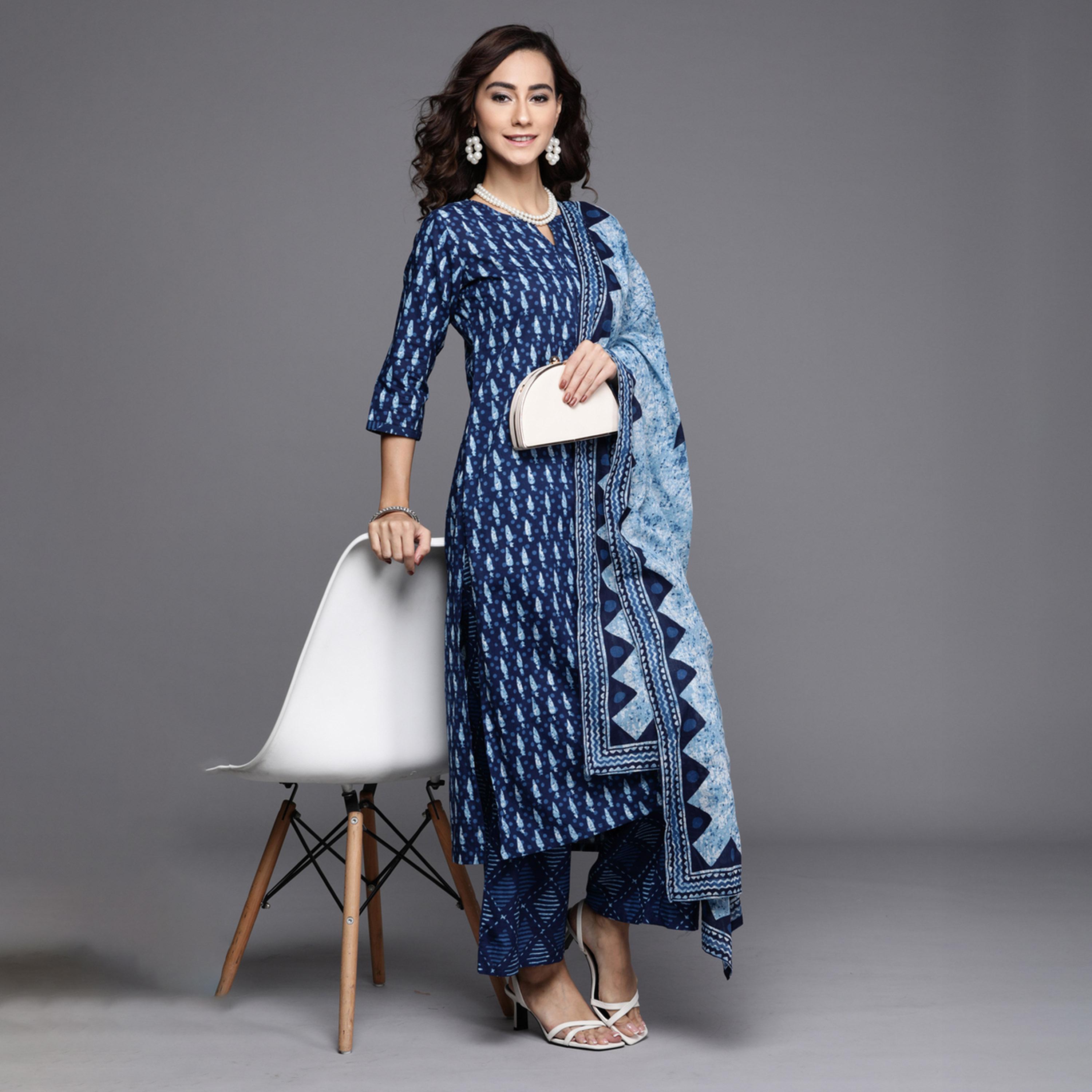 ليباس × ستايلي-  طقم كورتا وبنطال بالازو مطبوع بالكامل مع وشاح دوباتا مطبوعة-women-clothing-ethnicwear-sareesets-image-7