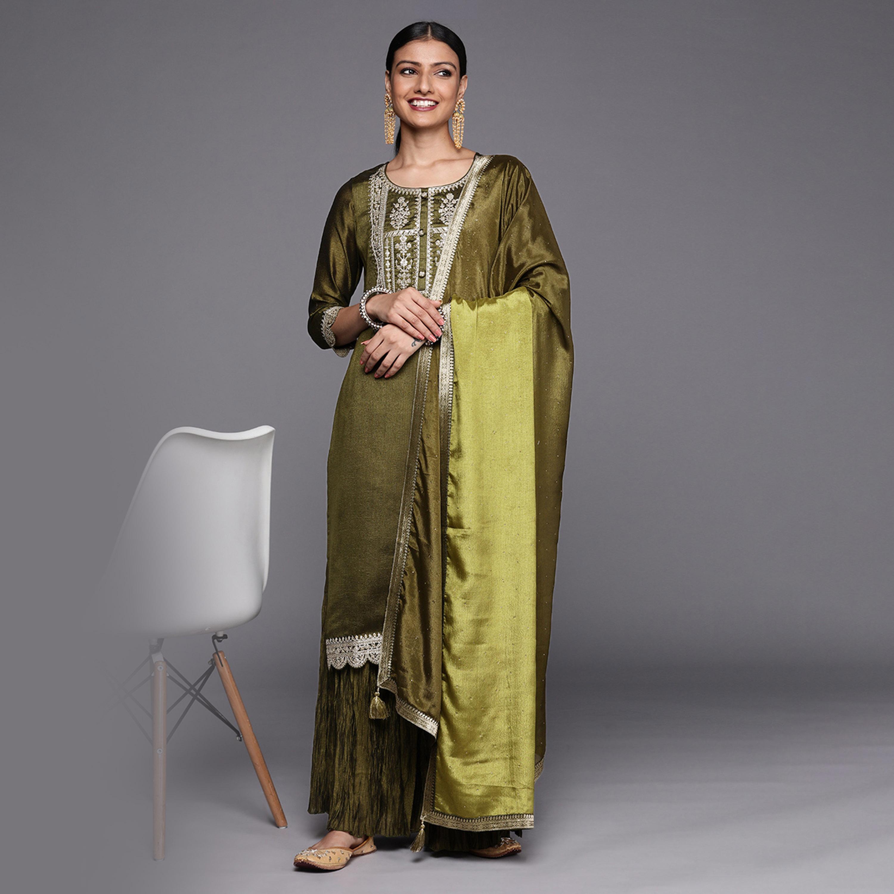 ليباس × ستايلي-  طقم كورتا شرارة بتفاصيل من الدانتيل الحريري مع وشاح دوباتا مطرز-women-clothing-ethnicwear-sareesets-image-1