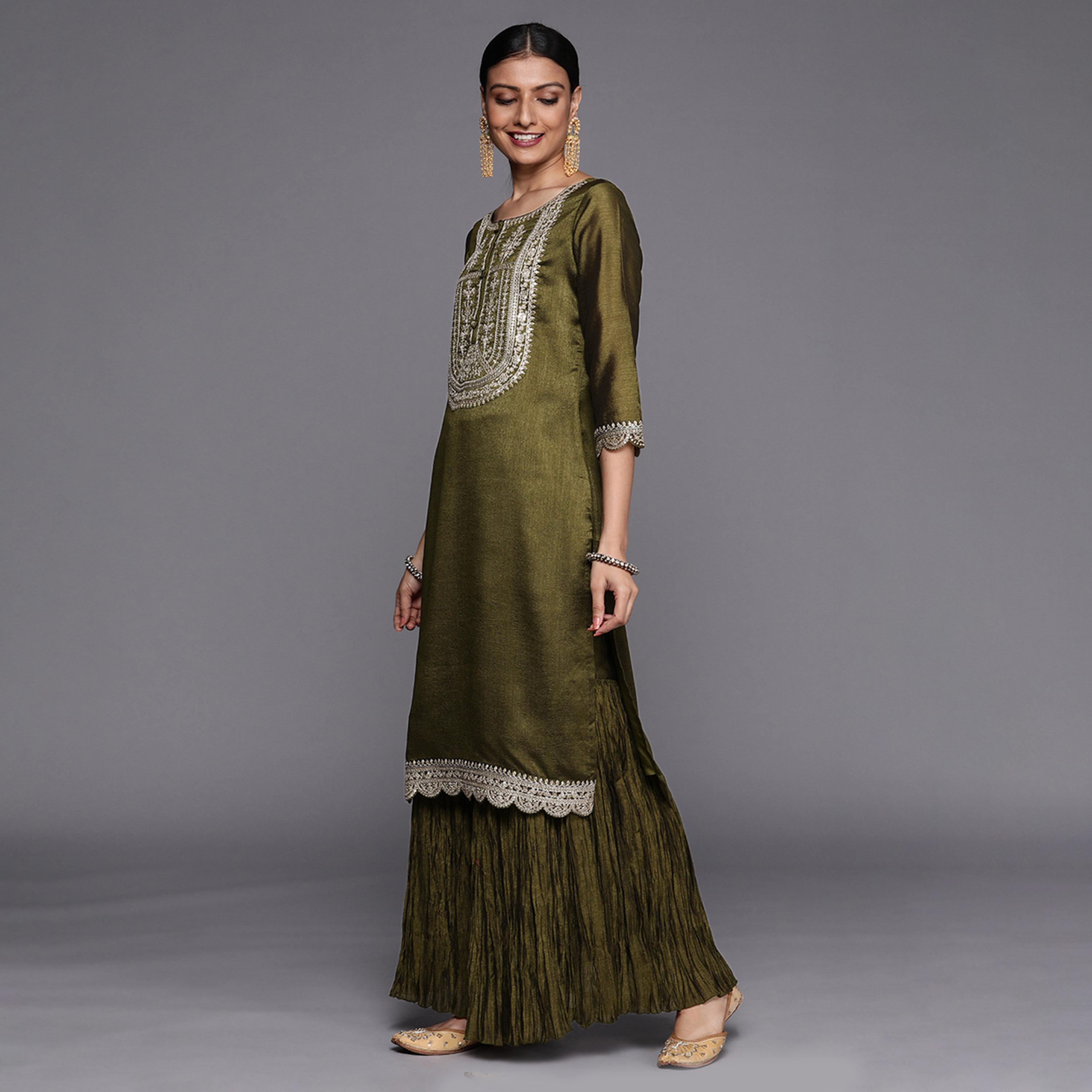 ليباس × ستايلي-  طقم كورتا شرارة بتفاصيل من الدانتيل الحريري مع وشاح دوباتا مطرز-women-clothing-ethnicwear-sareesets-image-3