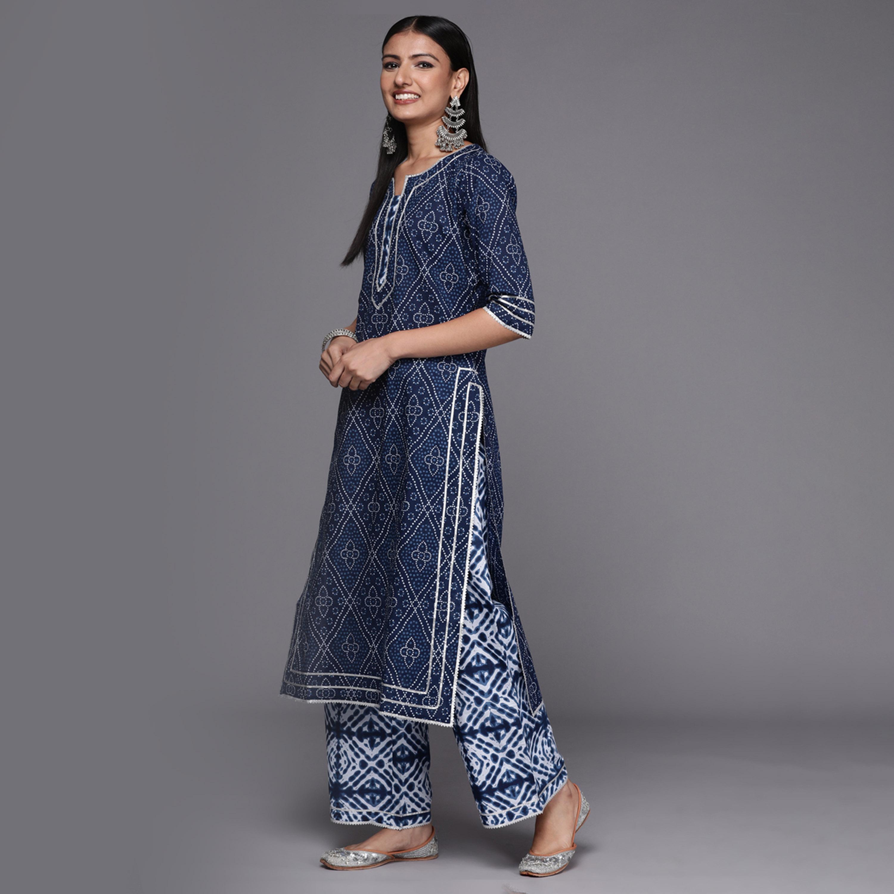 ليباس × ستايلي-  طقم كورتا غوتا باتي بنطال بالازو غوتا باتي مطبوع مع وشاح دوباتا مطبوع-women-clothing-ethnicwear-sareesets-image-2