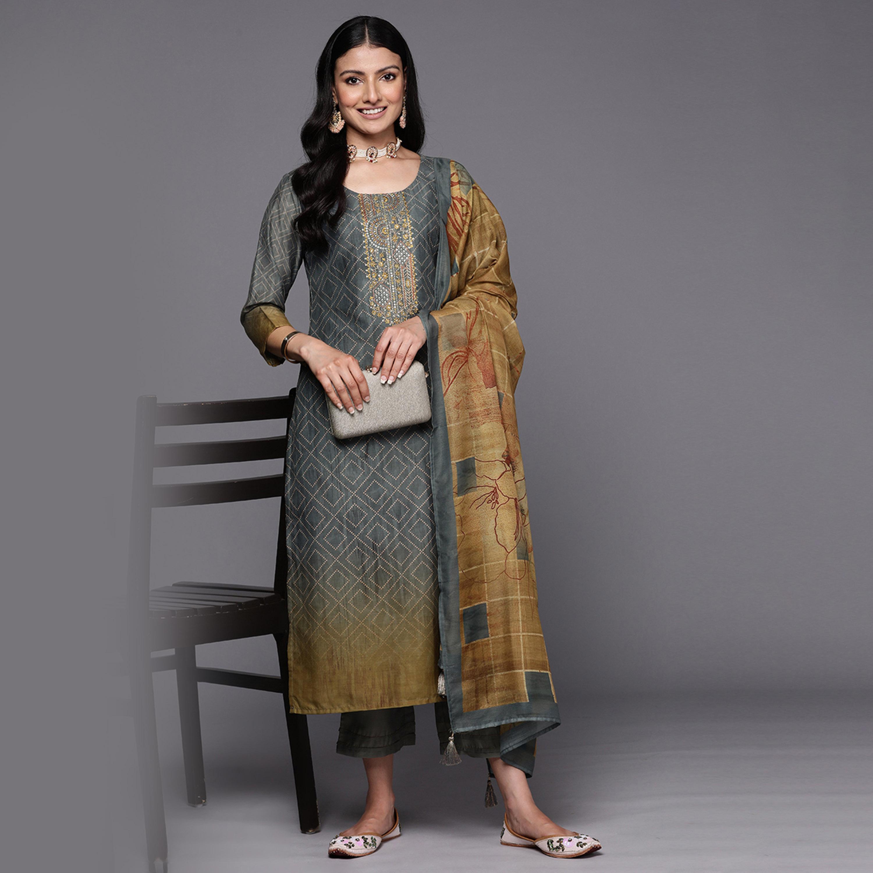 ليباس × ستايلي-  طقم كورتا مطرز بالحرير مع بنطال سادة ووشاح دوباتا مطبوع-women-clothing-ethnicwear-sareesets-image-6