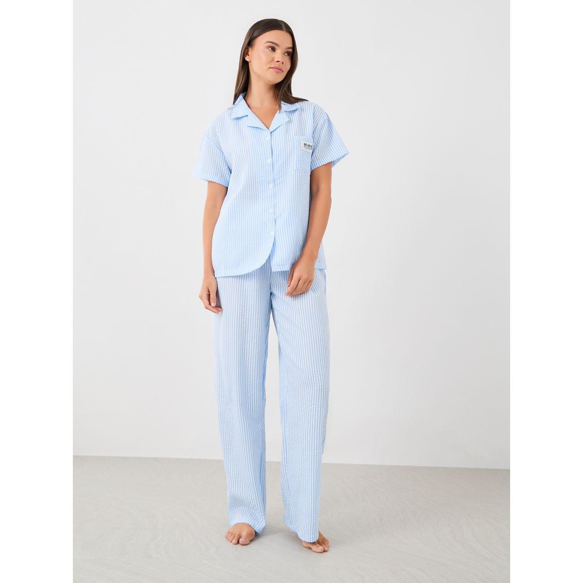 طقم من بنطال بيجاما وبلوزة مخططة بأكمام قصيرة-women-clothing-nightwear-pyjamas-longsets-image-1
