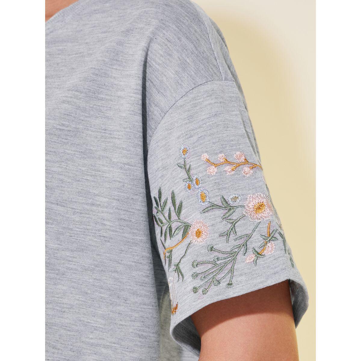 Styli Embroidered Detail Short Sleeve T-Shirt and Pants Co-Ords-women-clothing-coordsets-image-4