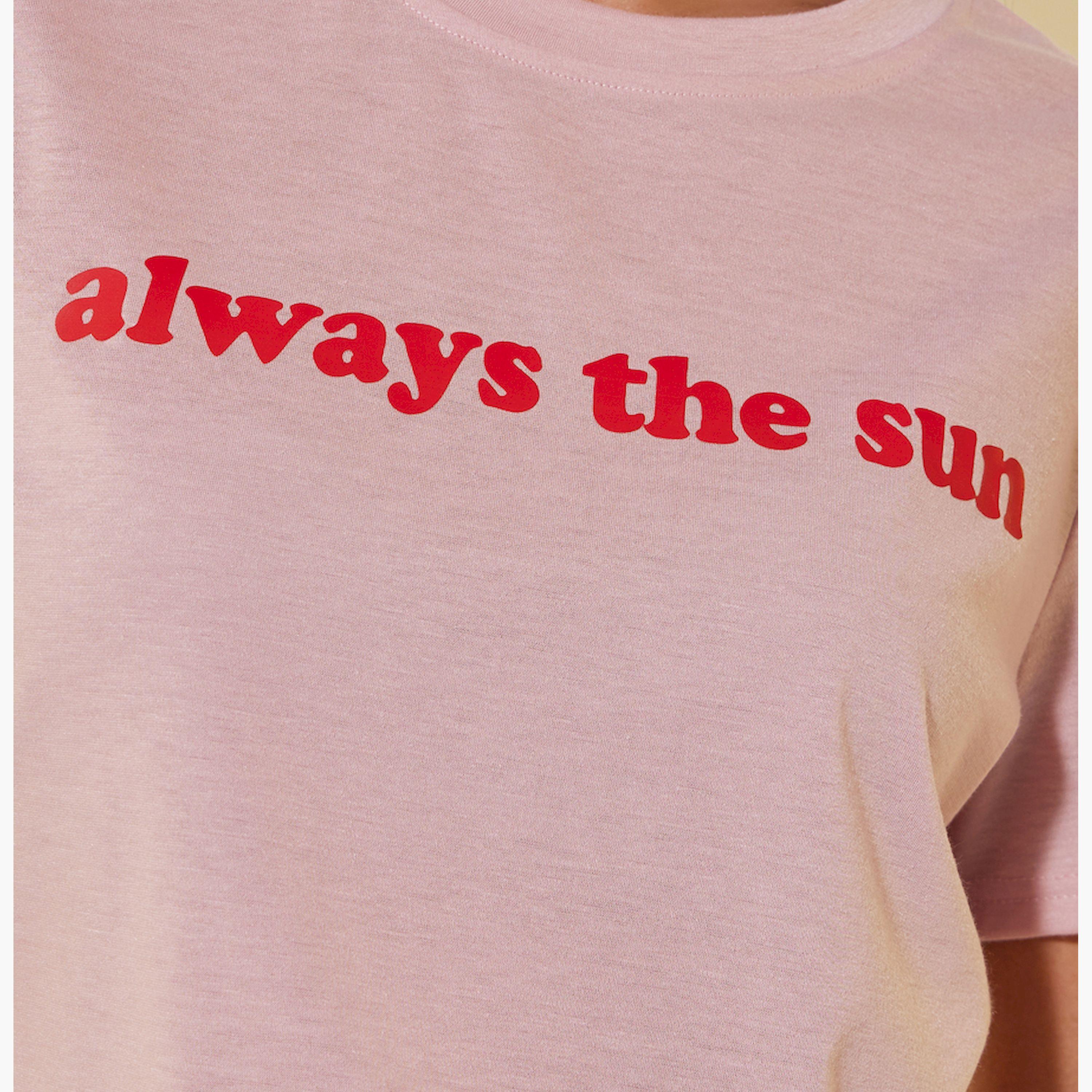 ستايلي - تي شيرت بطبعة شعار ورقبة دائرية-women-clothing-tshirts-image-4