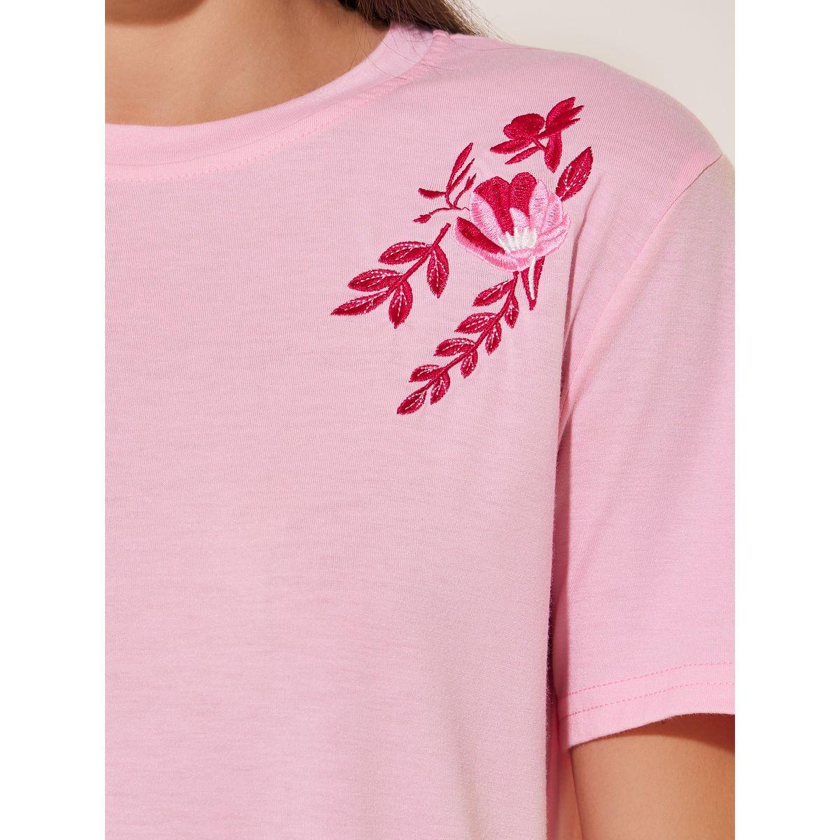تيشيرت بلا أكمام مع زهور مُطرّزة-women-clothing-tshirts-image-4