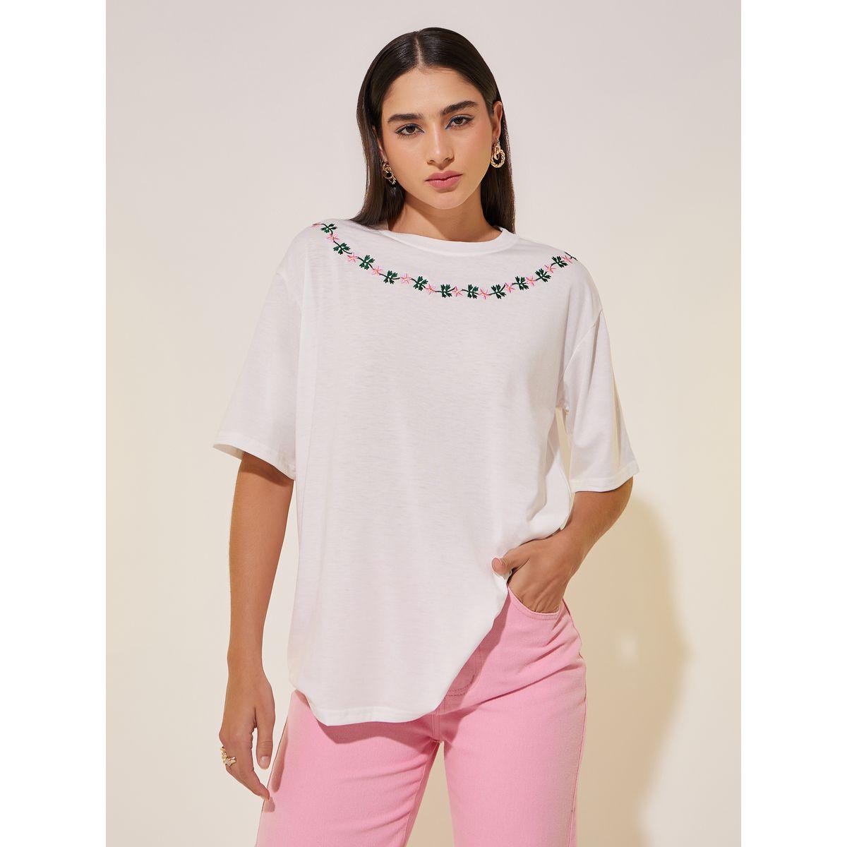 تيشيرت بلا أكمام مع زهور مُطرّزة-women-clothing-tshirts-image-3