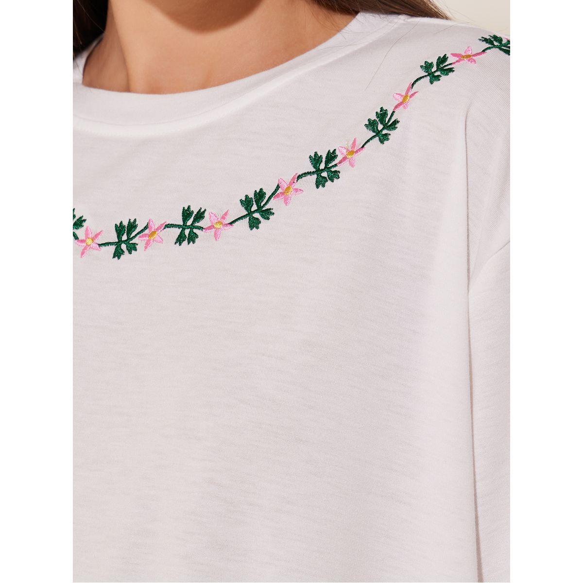 تيشيرت بلا أكمام مع زهور مُطرّزة-women-clothing-tshirts-image-4