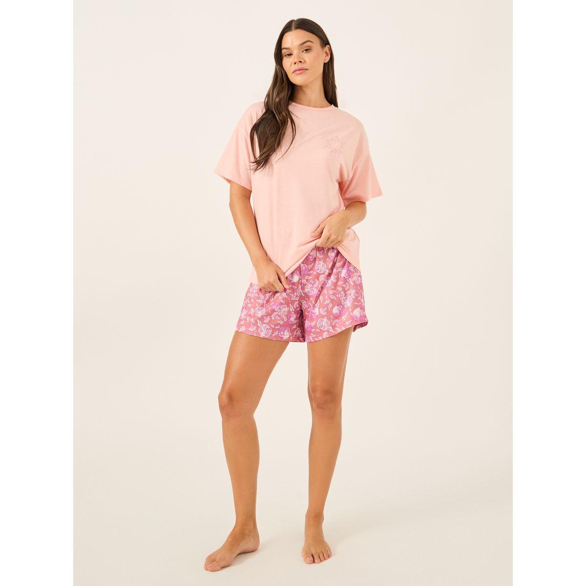 طقم بيجاما من شورت وتيشيرت بطبعة كتابة-women-clothing-nightwear-pyjamas-shortsets-image-2