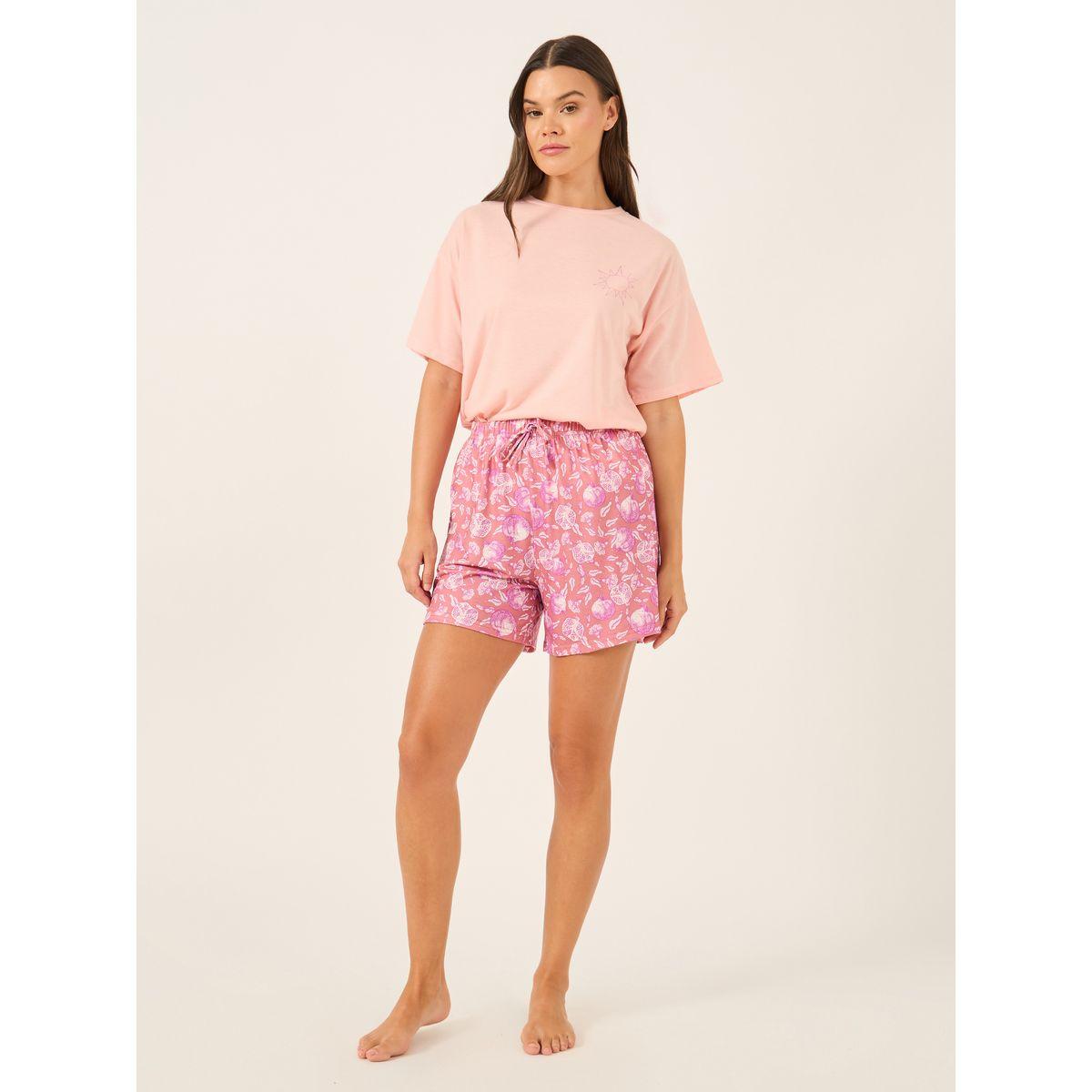 طقم بيجاما من شورت وتيشيرت بطبعة كتابة-women-clothing-nightwear-pyjamas-shortsets-image-3