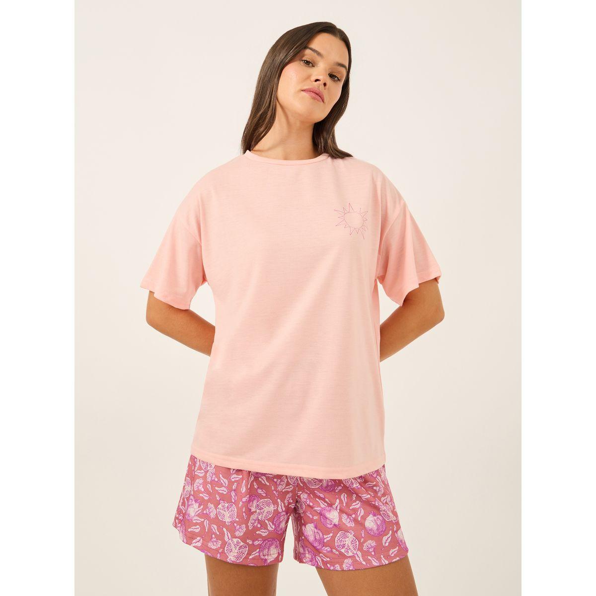 طقم بيجاما من شورت وتيشيرت بطبعة كتابة-women-clothing-nightwear-pyjamas-shortsets-image-4