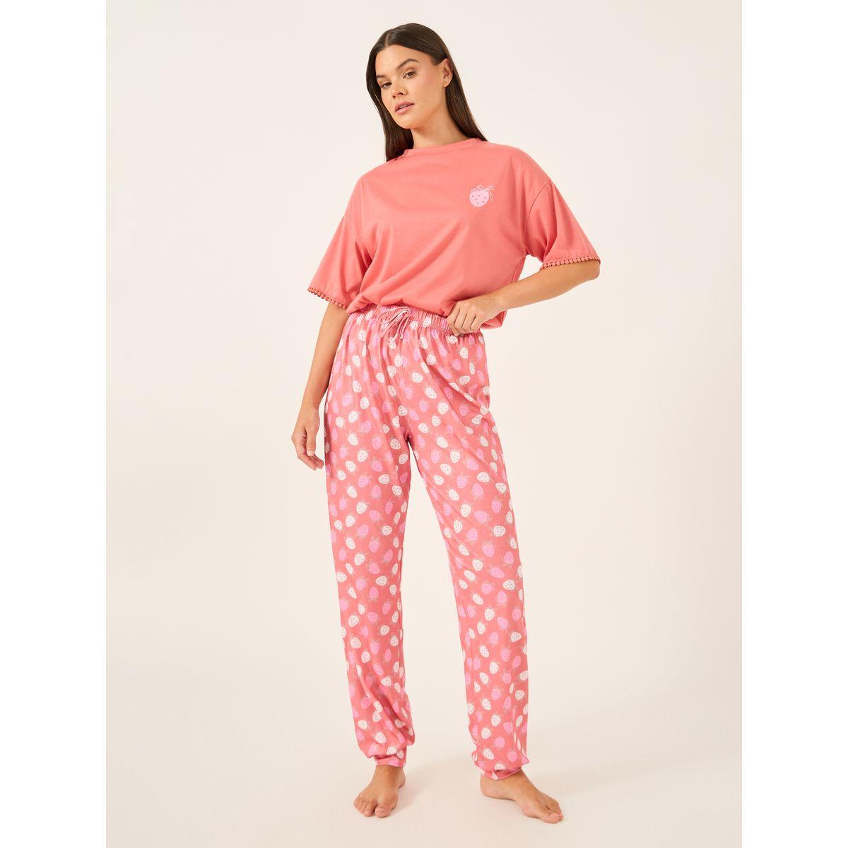 طقم بيجاما من بنطال وتيشيرت بطبعة جرافيك-women-clothing-nightwear-pyjamas-longsets-image-2