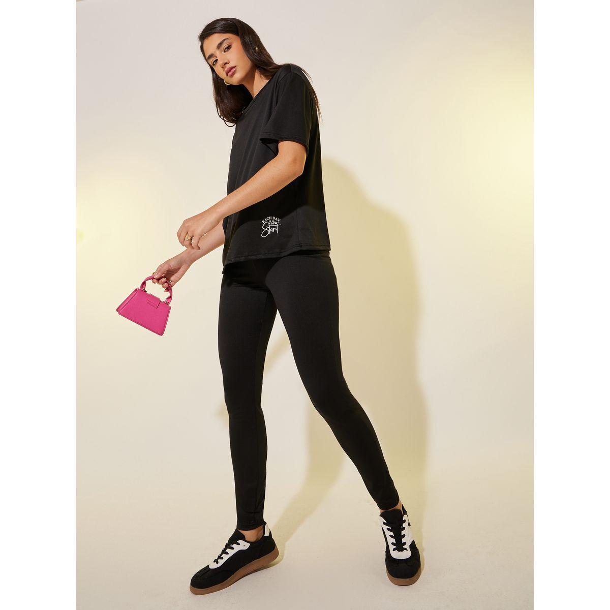 طقم منسق من ليقنز وتيشيرت بطبعة كتابة-women-clothing-coordsets-image-1