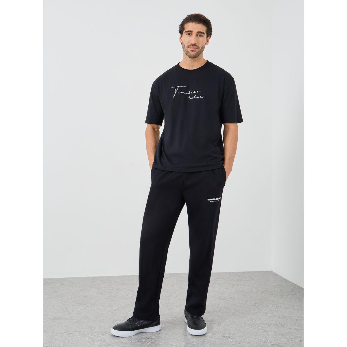 جوغر بقصة مريحة وطبعة كتابة مع حافة مفتوحة-men-clothing-bottoms-joggers-image-2