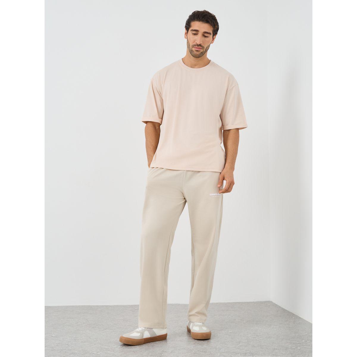جوغر بقصة مريحة وطبعة كتابة مع حافة مفتوحة-men-clothing-bottoms-joggers-image-2