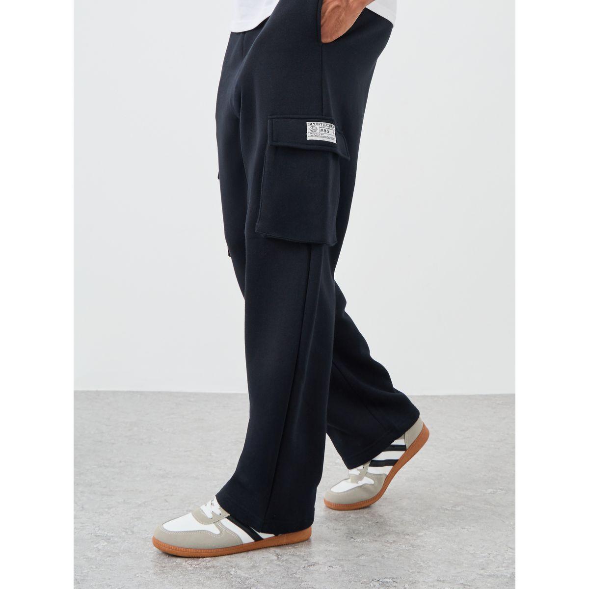 جوغر فضفاض بجيوب كارجو ومزين بشارة-men-clothing-bottoms-joggers-image-1