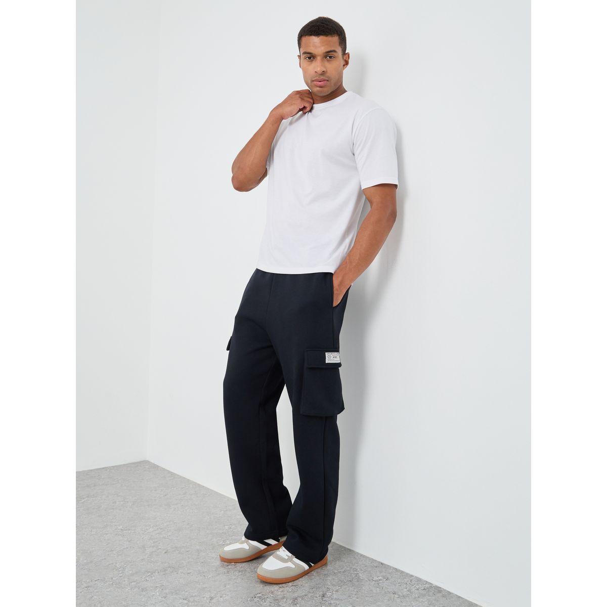 جوغر فضفاض بجيوب كارجو ومزين بشارة-men-clothing-bottoms-joggers-image-2