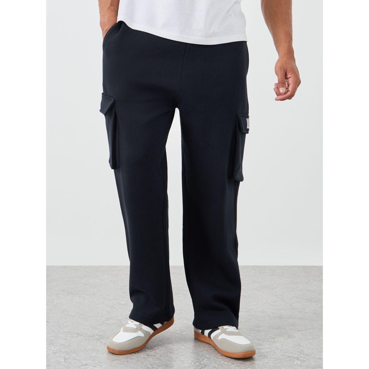 جوغر فضفاض بجيوب كارجو ومزين بشارة-men-clothing-bottoms-joggers-image-3