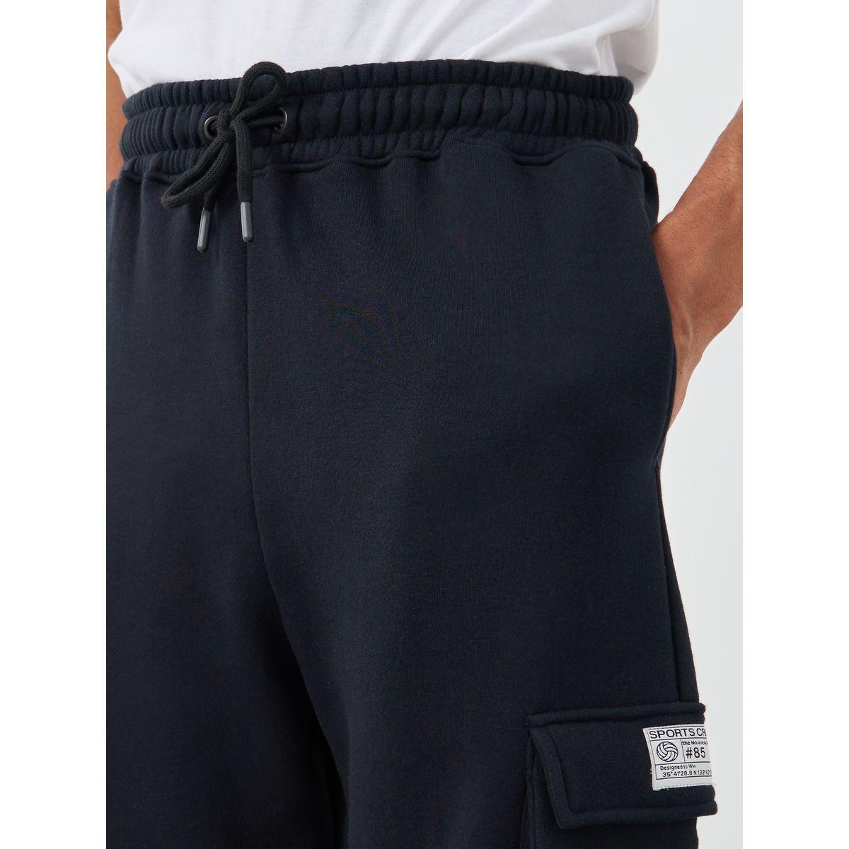 جوغر فضفاض بجيوب كارجو ومزين بشارة-men-clothing-bottoms-joggers-image-4