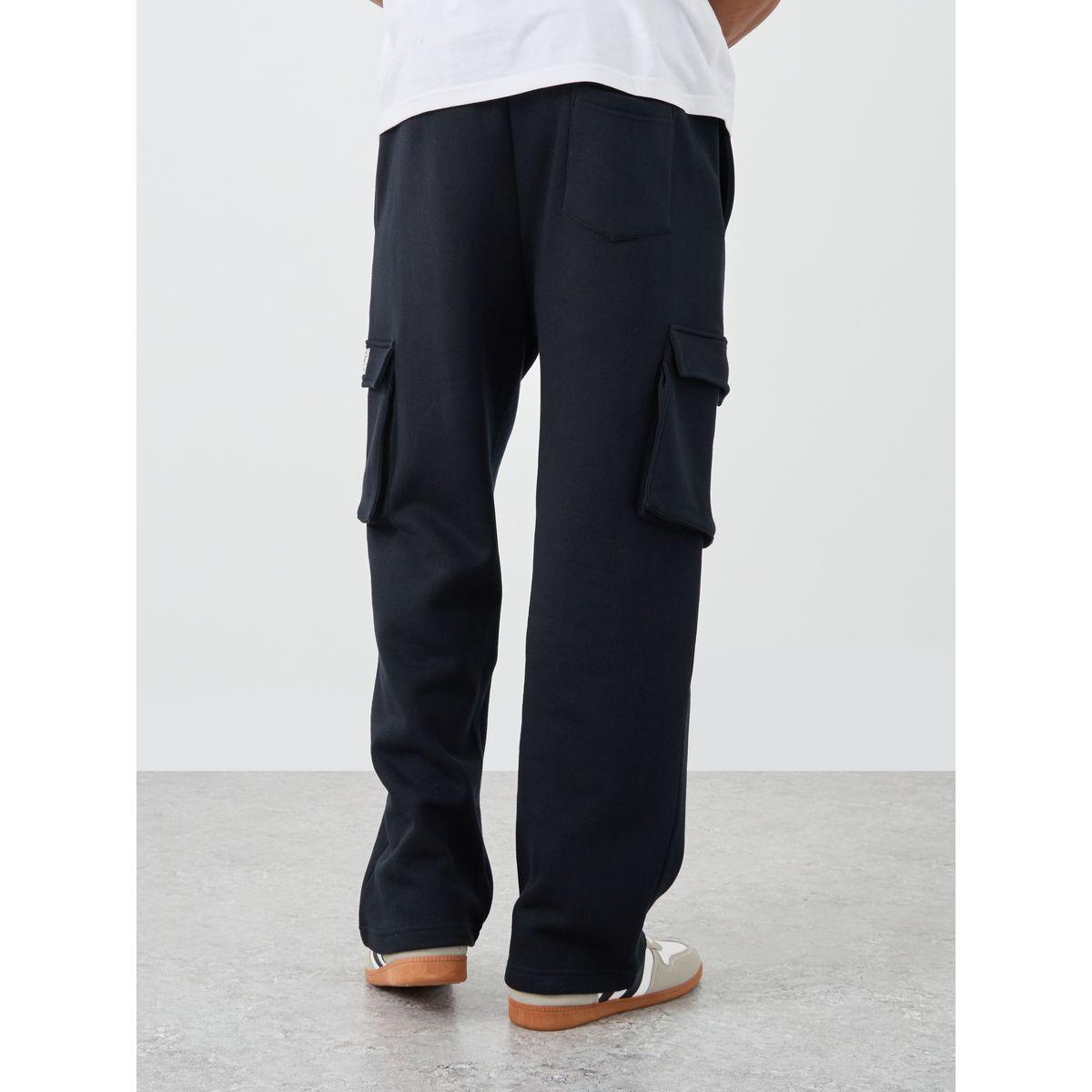 جوغر فضفاض بجيوب كارجو ومزين بشارة-men-clothing-bottoms-joggers-image-5