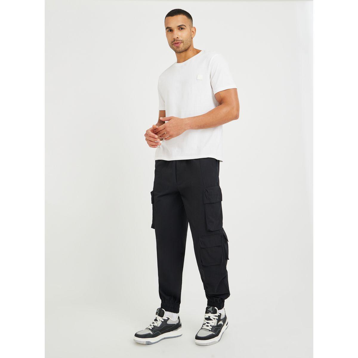جوغر بقصة مريحة وتفاصيل جيوب-men-clothing-bottoms-joggers-image-2