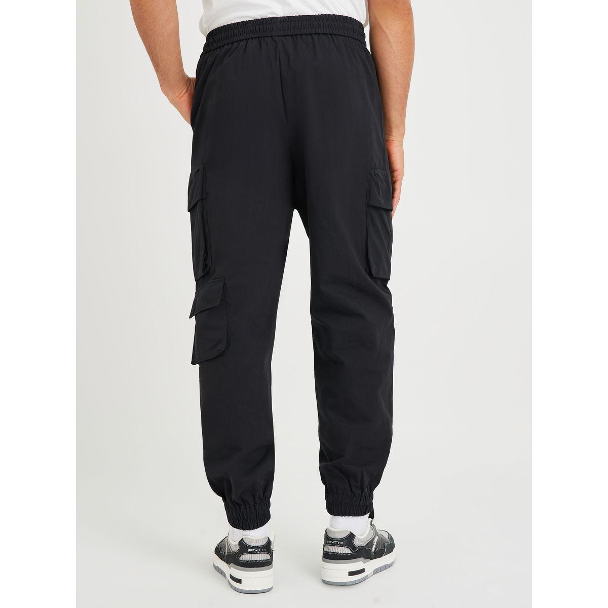 جوغر بقصة مريحة وتفاصيل جيوب-men-clothing-bottoms-joggers-image-4
