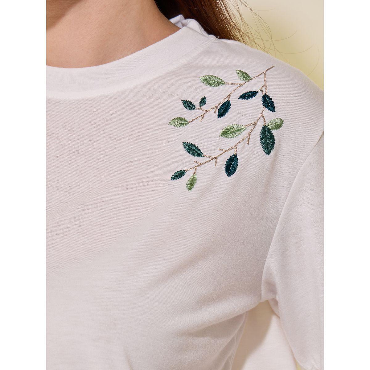 تيشيرت بياقة دائرية وتفاصيل مُطرّزة-women-clothing-tshirts-image-3