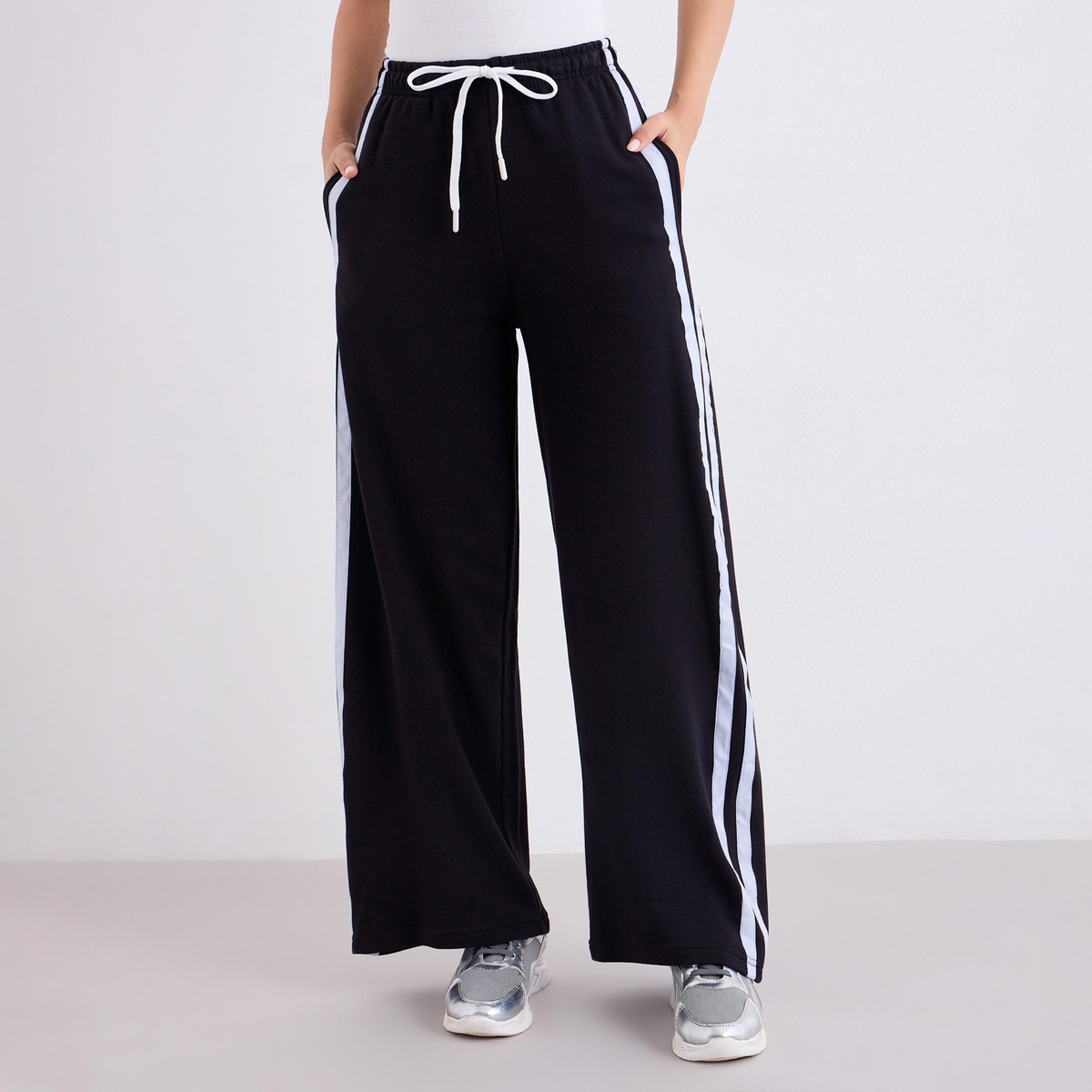 ستايلي - بنطال رياضي واسع الساق مع بشريط جانبي أسود-women-clothing-bottoms-joggers-image-1