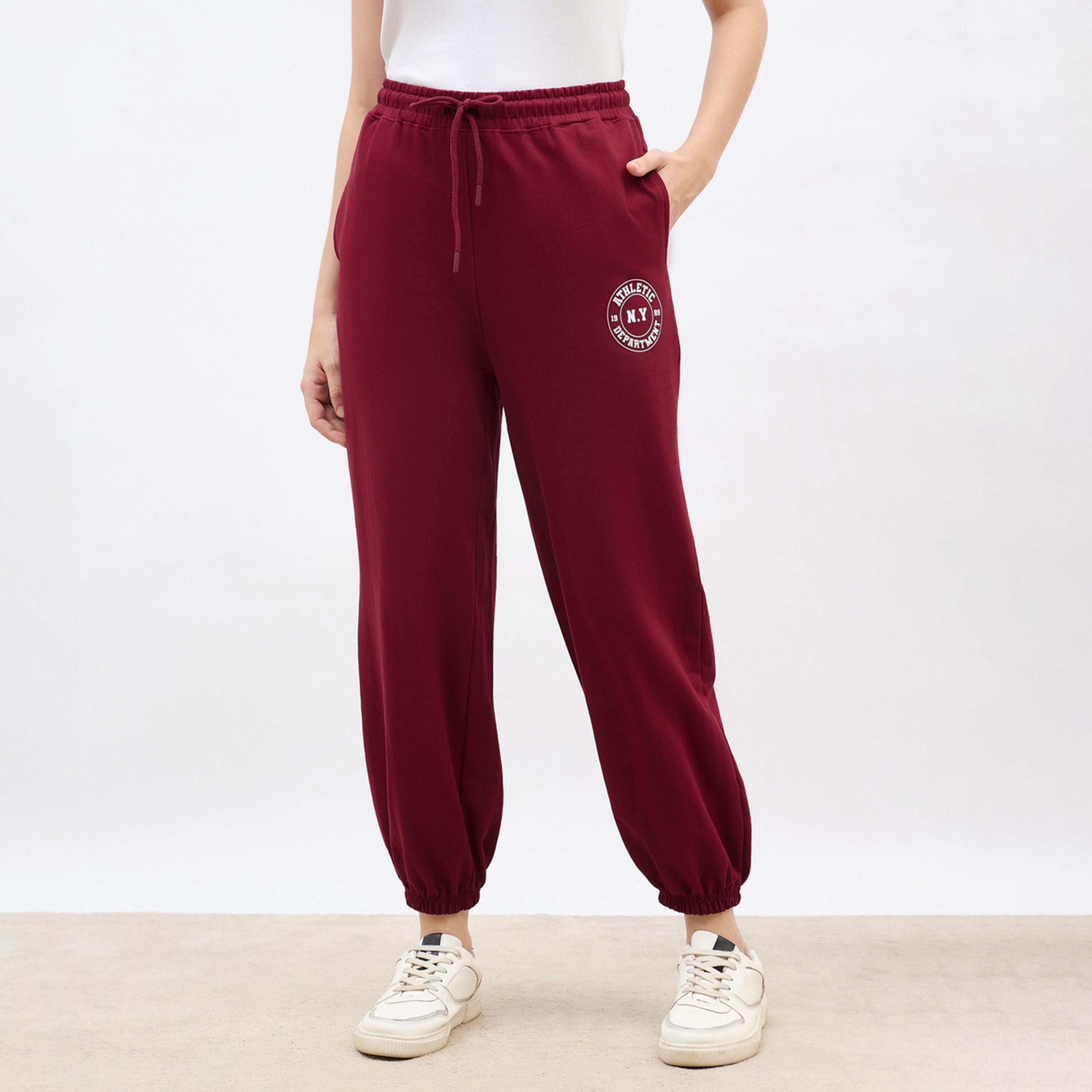 ستايلي - بنطال رياضي برغندي مدبب بطبعة جرافيكية-women-clothing-bottoms-joggers-image-1