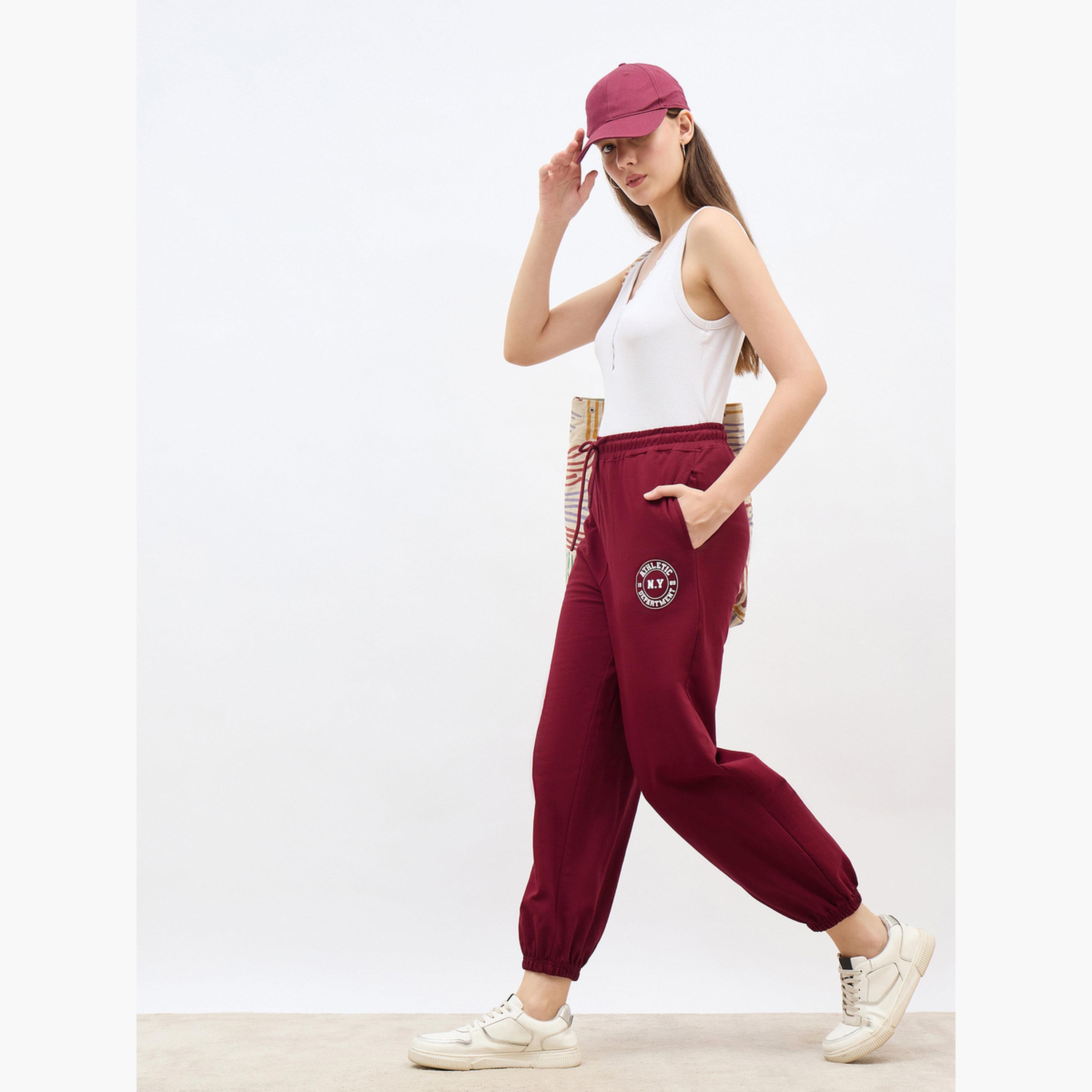 ستايلي - بنطال رياضي برغندي مدبب بطبعة جرافيكية-women-clothing-bottoms-joggers-image-2